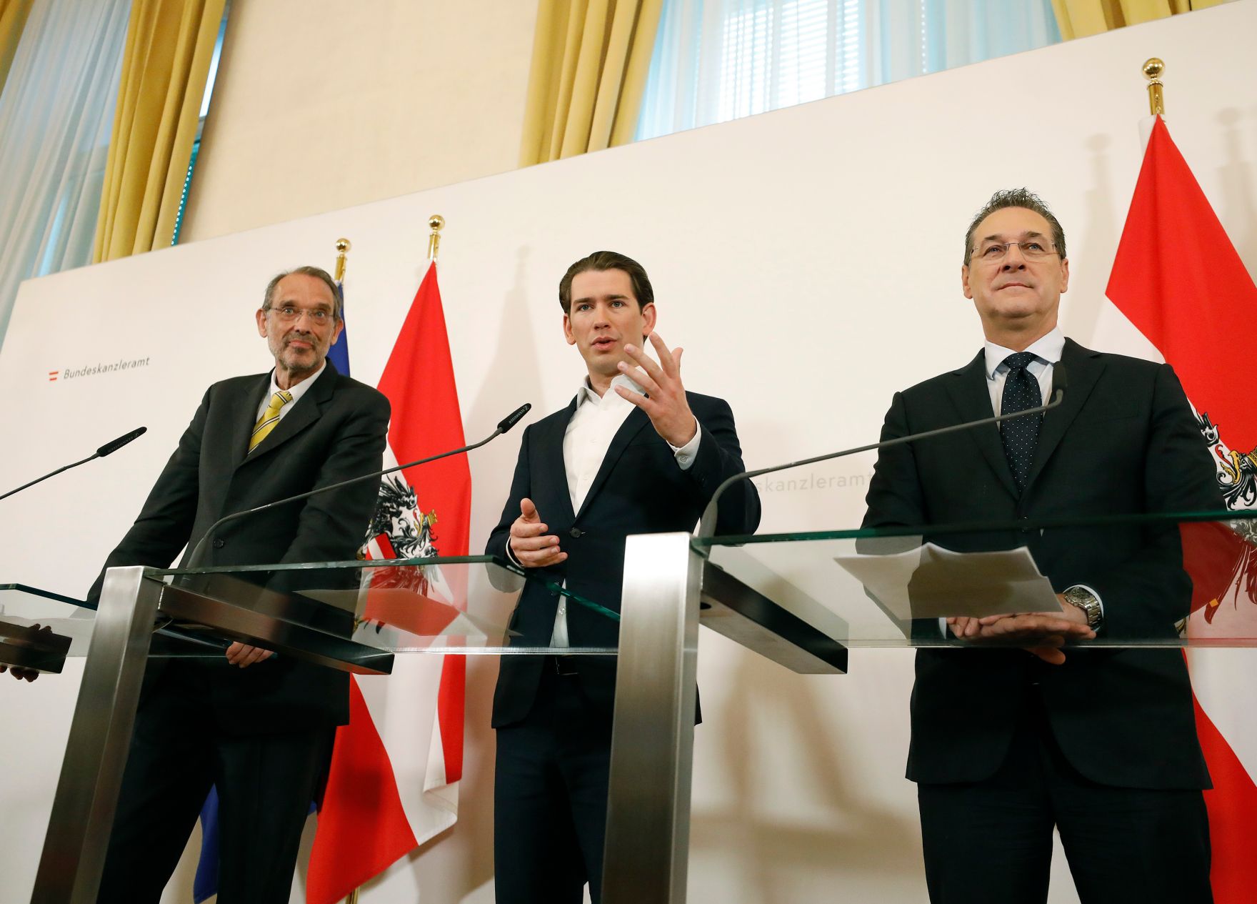Am 11. April 2019 fand eine Pressekonferenz zum Thema "Bildungsinvestitionsgesetz" statt. Im Bild Bundeskanzler Sebastian Kurz (m.), Vizekanzler Heinz-Christian Strache (r.) und Bundesminister Heinz Fa&szlig;mann (l.).