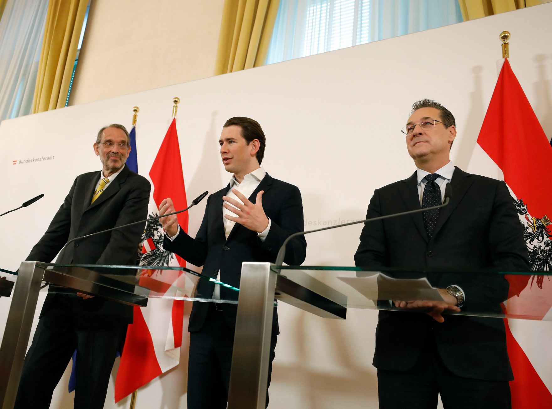 Am 11. April 2019 fand eine Pressekonferenz zum Thema "Bildungsinvestitionsgesetz" statt. Im Bild Bundeskanzler Sebastian Kurz (m.), Vizekanzler Heinz-Christian Strache (r.) und Bundesminister Heinz Fa&szlig;mann (l.).