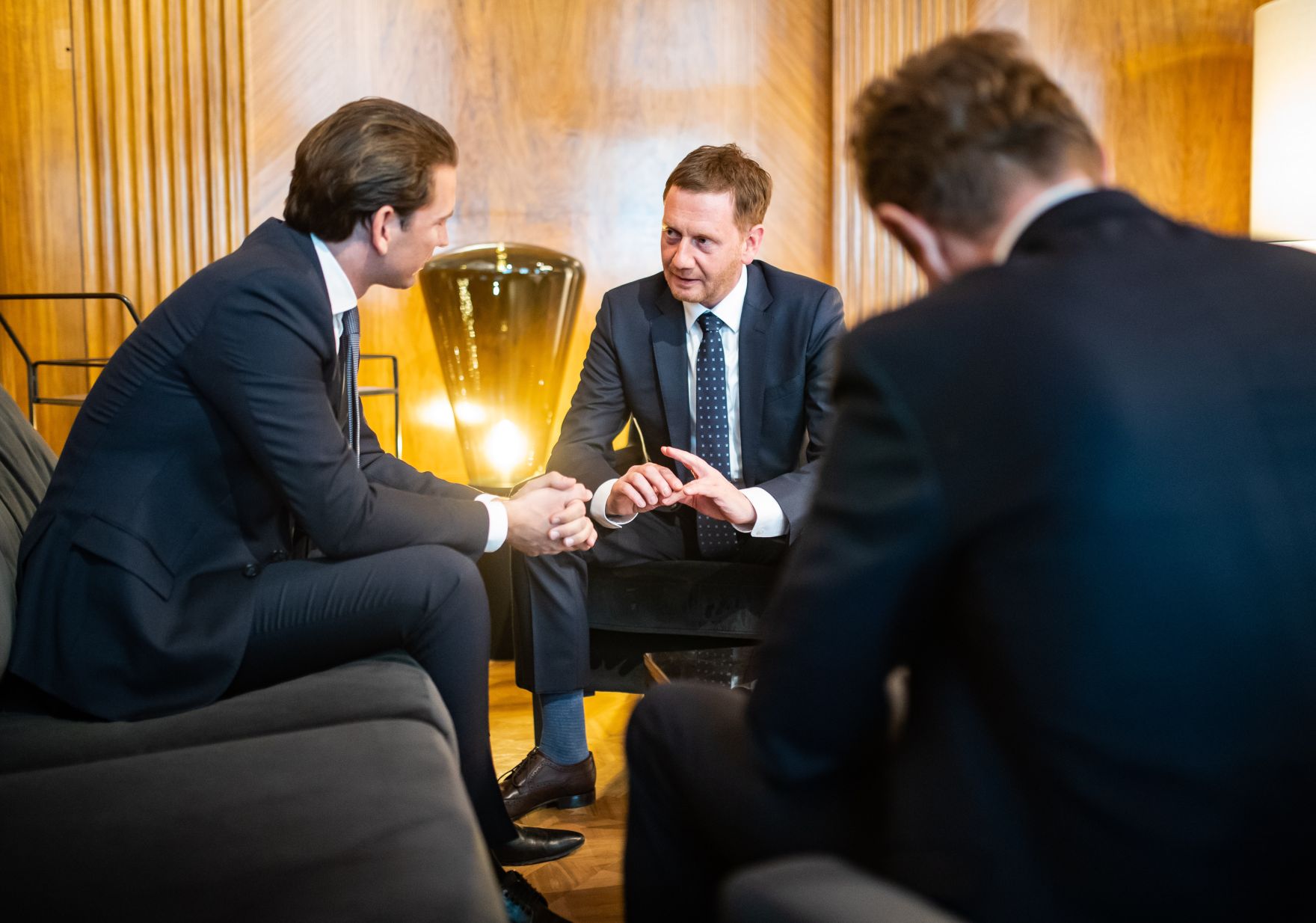 Am 23. April 2019 empfing Bundeskanzler Sebastian Kurz (l.) den Ministerpr&auml;sident von Sachsen, Michael Kretschmer (m.) zu einem Gespr&auml;ch.