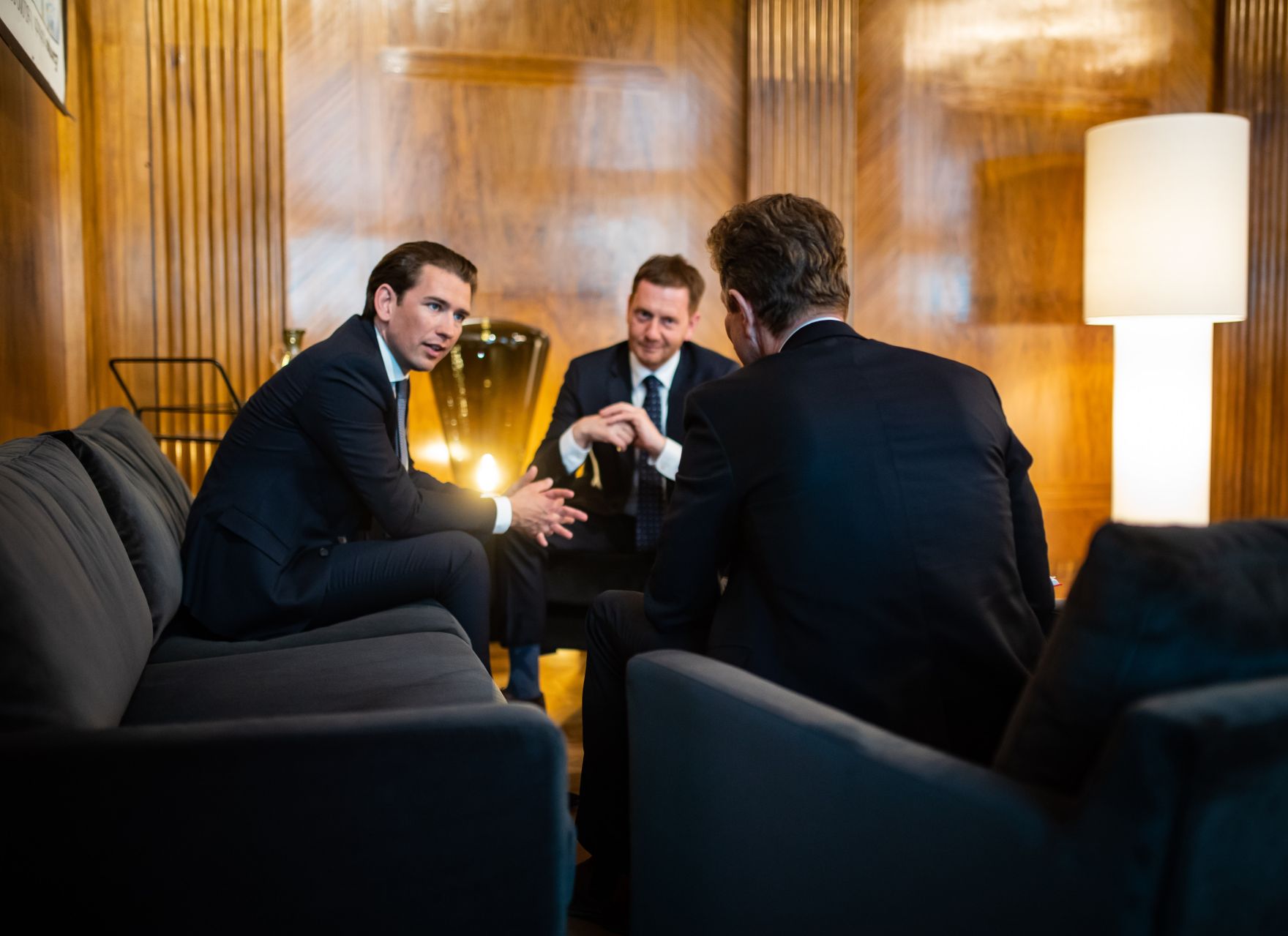 Am 23. April 2019 empfing Bundeskanzler Sebastian Kurz (l.) den Ministerpr&auml;sident von Sachsen, Michael Kretschmer (m.) zu einem Gespr&auml;ch.