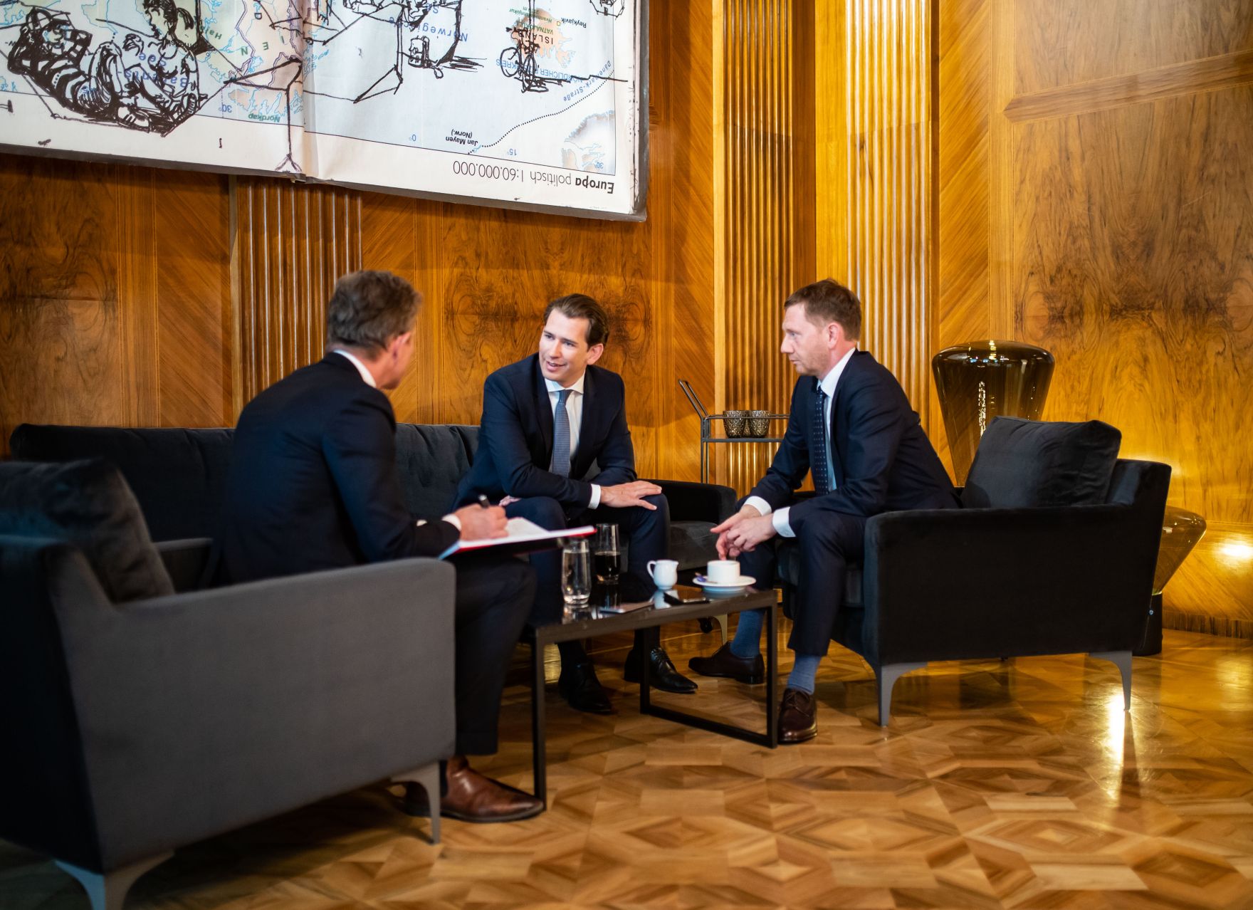 Am 23. April 2019 empfing Bundeskanzler Sebastian Kurz (m.) den Ministerpr&auml;sident von Sachsen, Michael Kretschmer (r.) zu einem Gespr&auml;ch.