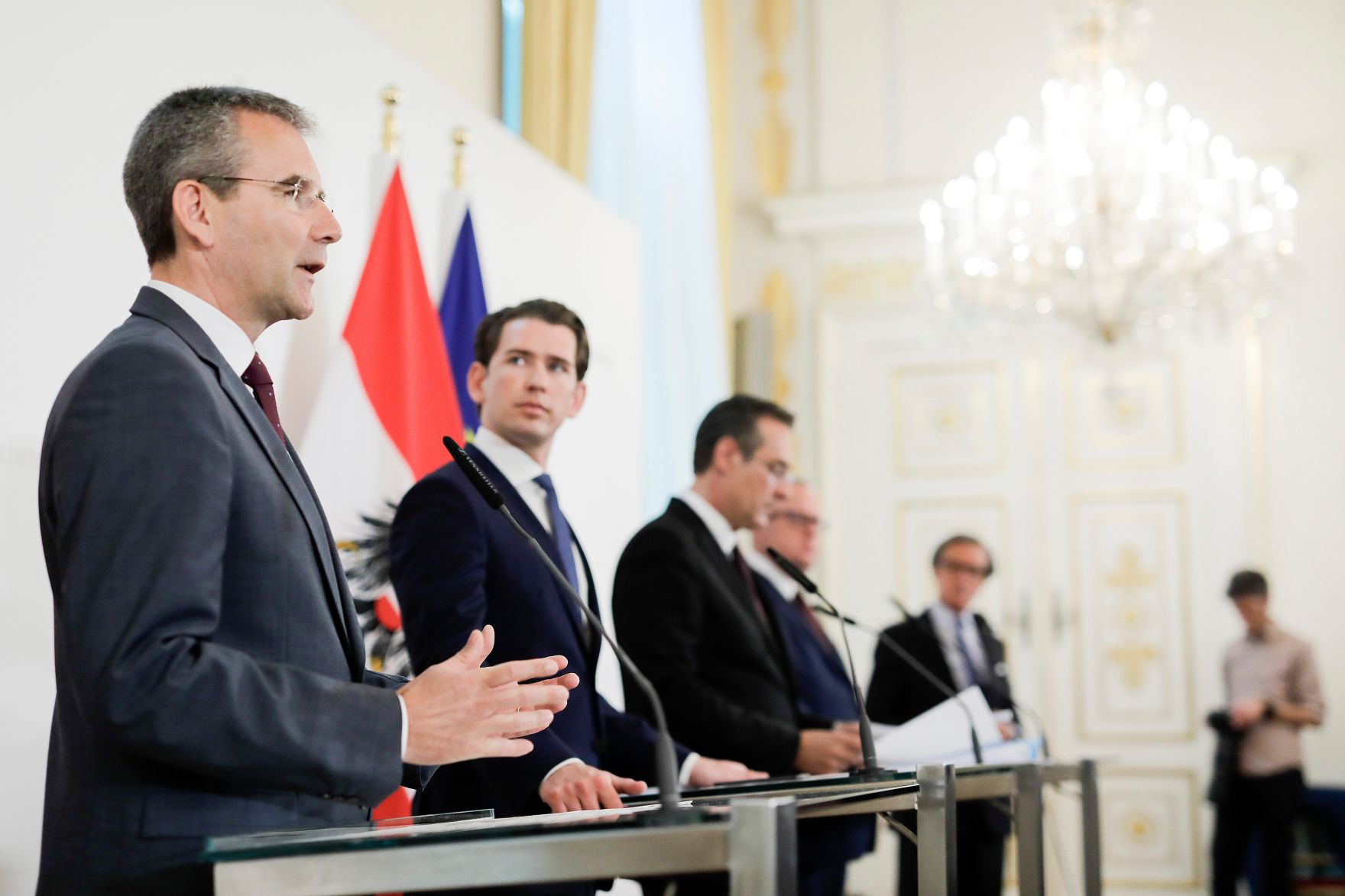 Bundeskanzler Sebastian Kurz (m.l.), Vizekanzler Heinz-Christian Strache (m.r.), Bundesminister Hartwig L&ouml;ger (l.) und Staatssekret&auml;r Hubert Fuchs (r.) beim Pressefoyer nach dem Ministerrat am 24. April 2019.
