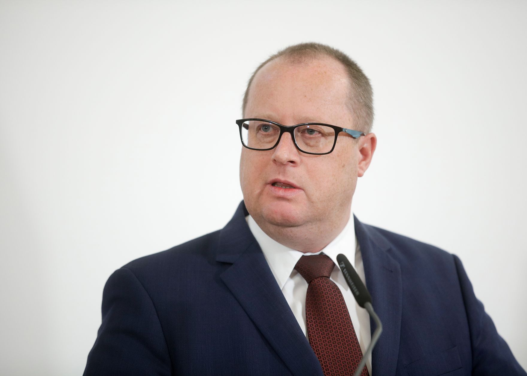 Staatssekret&auml;r Hubert Fuchs beim Pressefoyer nach dem Ministerrat am 24. April 2019.