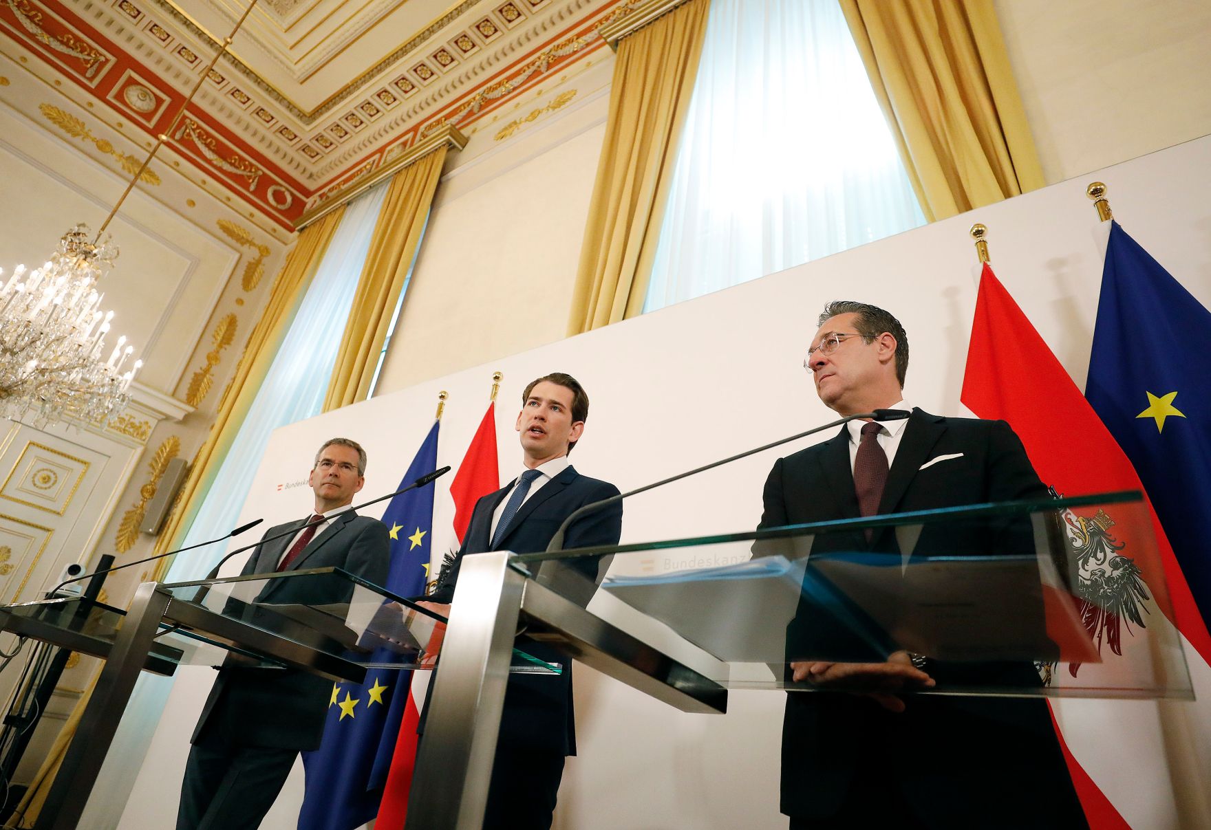 Bundeskanzler Sebastian Kurz (m.), Vizekanzler Heinz-Christian Strache (r.) und Bundesminister Hartwig L&ouml;ger (l.) beim Pressefoyer nach dem Ministerrat am 24. April 2019.