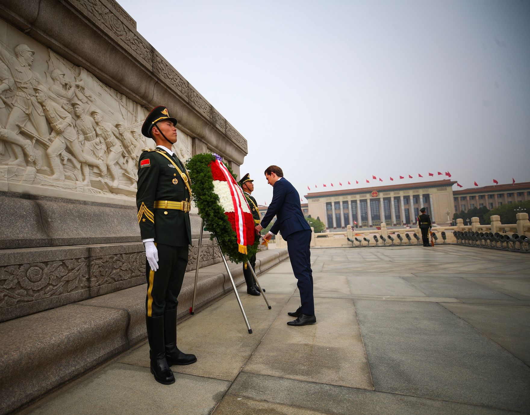 Am 29. April 2019 fand die Arbeitsreise von Bundeskanzler Sebastian Kurz (m.) in China statt. Im Bild bei der Kranzniederlegung vor dem Denkmal der Helden des chinesischen Volkes.