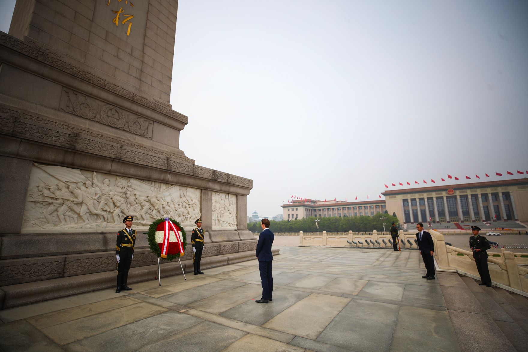 Am 29. April 2019 fand die Arbeitsreise von Bundeskanzler Sebastian Kurz (m.) in China statt. Im Bild bei der Kranzniederlegung vor dem Denkmal der Helden des chinesischen Volkes.