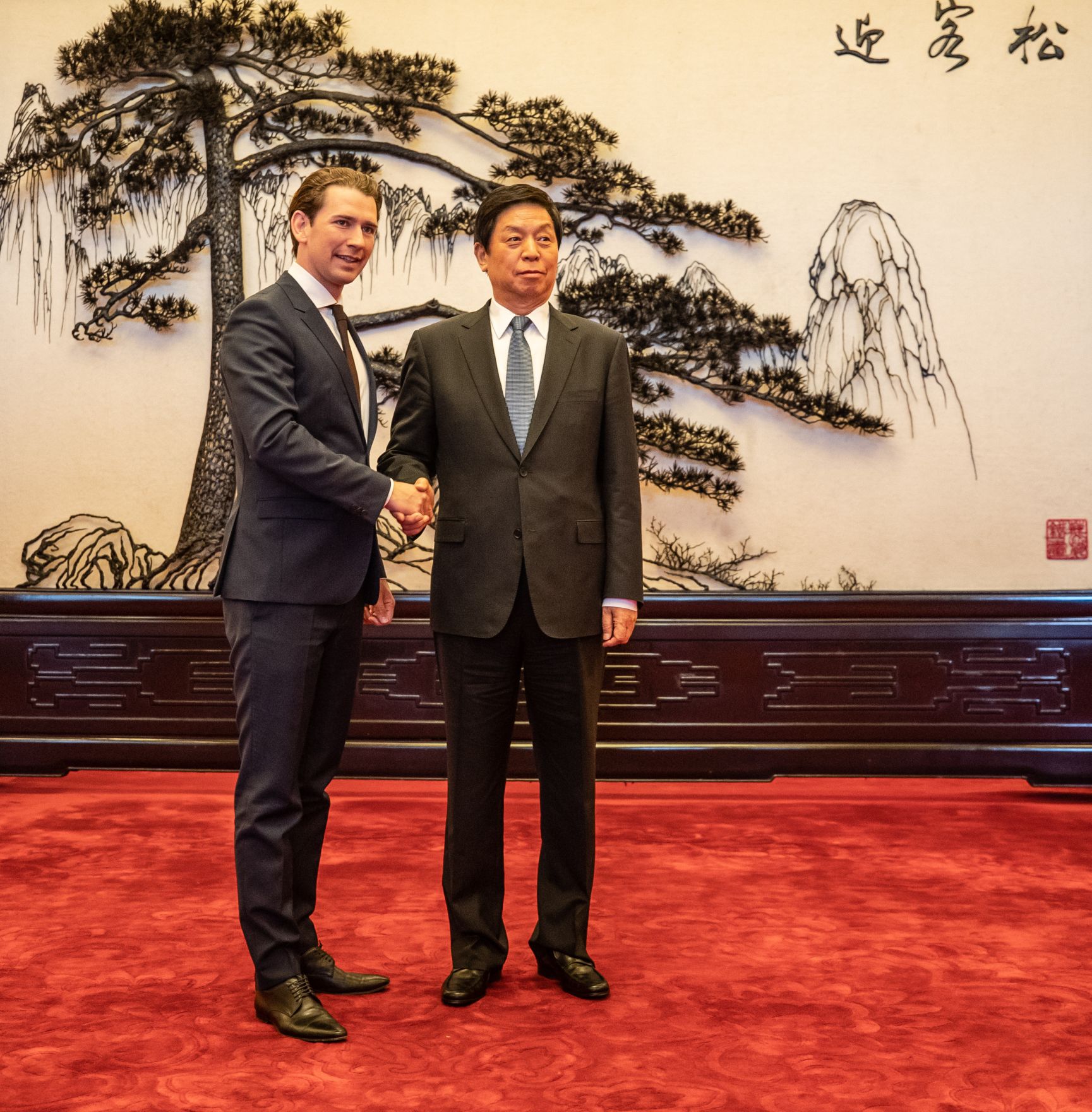 Am 26. April 2019 fand die Arbeitsreise von Bundeskanzler Sebastian Kurz (l.) in China statt. Im Bild zu Gast bei LI Zhanshu (r.), Pr&auml;sident des Nationalen Volkskongresses