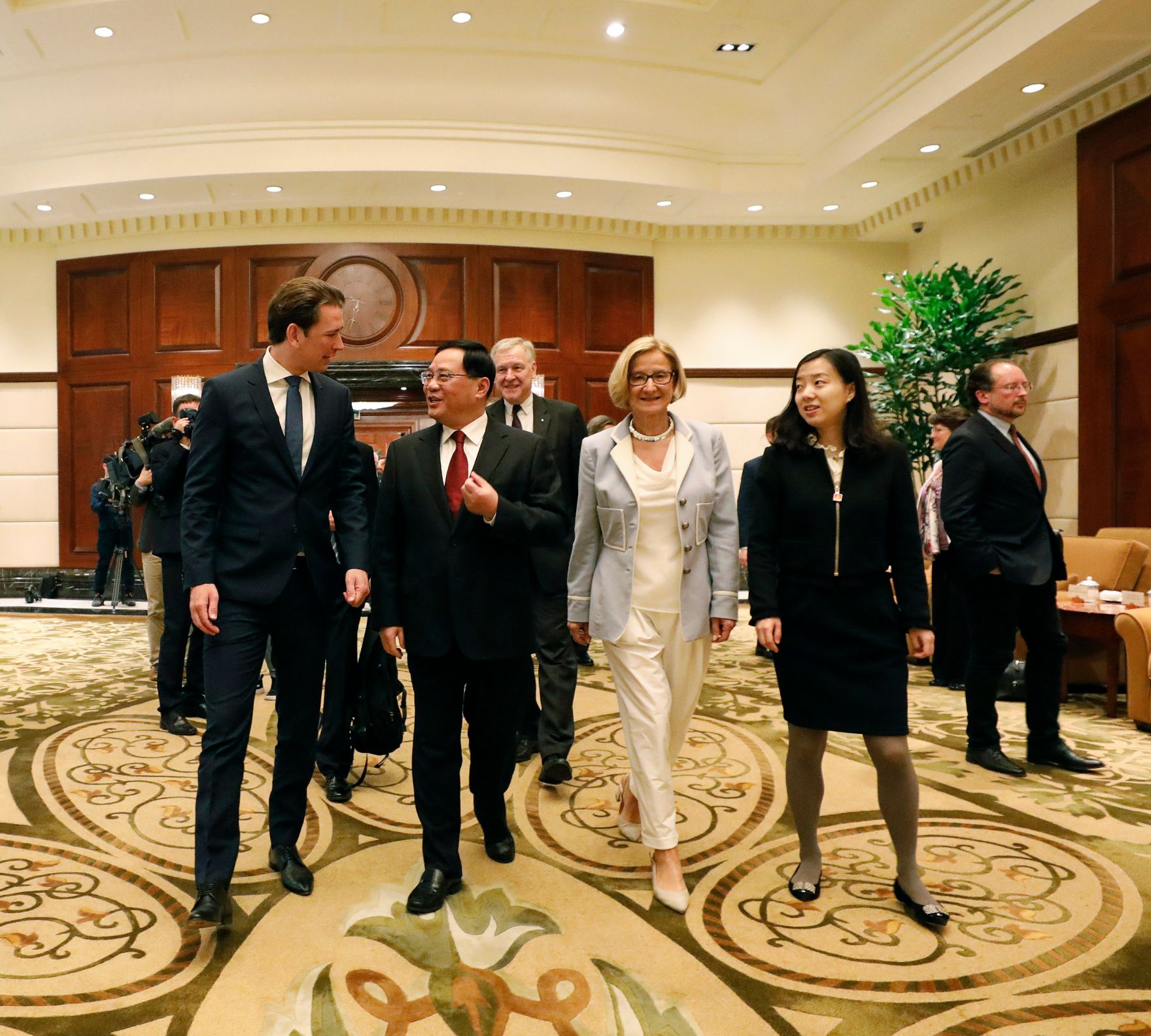 Am 25. April 2019 fand die Arbeitsreise von Bundeskanzler Sebastian Kurz (l.) in China statt. Im Bild bei dem Parteisekret&auml;r von Shanghai Li Qiang (2.v.l.) und Landeshauptfrau Johanna Mikl-Leitner (4.v.l.).