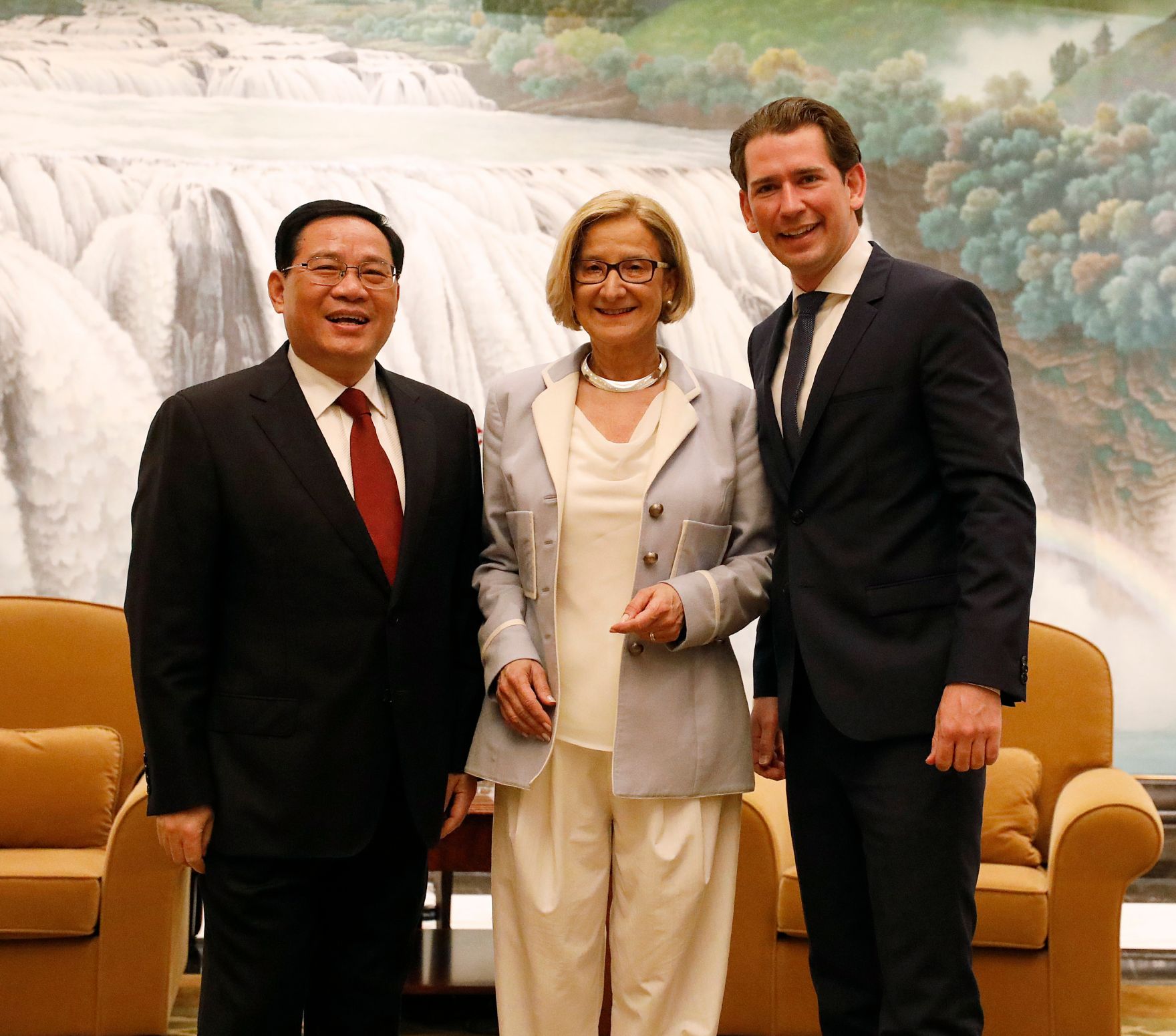 Am 25. April 2019 fand die Arbeitsreise von Bundeskanzler Sebastian Kurz (r.) in China statt. Im Bild bei dem Parteisekret&auml;r von Shanghai Li Qiang (l.) und Landeshauptfrau Johanna Mikl-Leitner (m.).