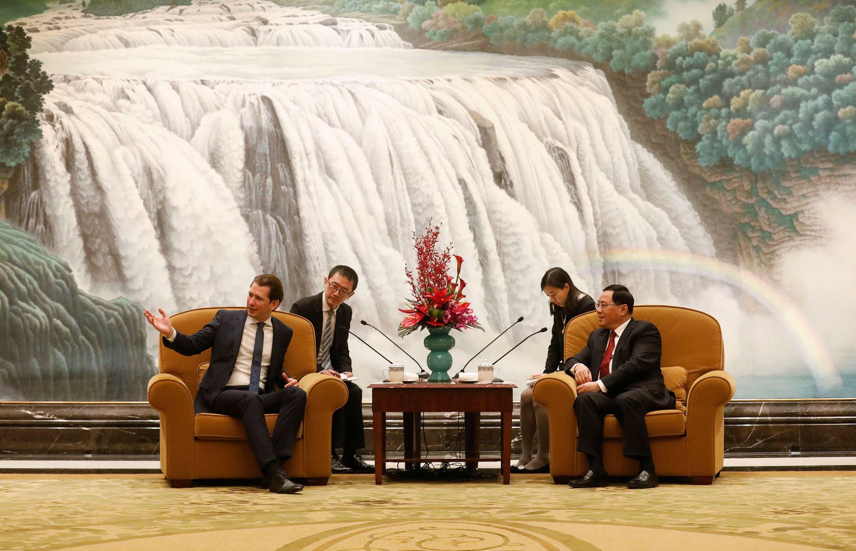 Am 25. April 2019 fand die Arbeitsreise von Bundeskanzler Sebastian Kurz (l.) in China statt. Im Bild bei dem Parteisekret&auml;r von Shanghai Li Qiang (r.).