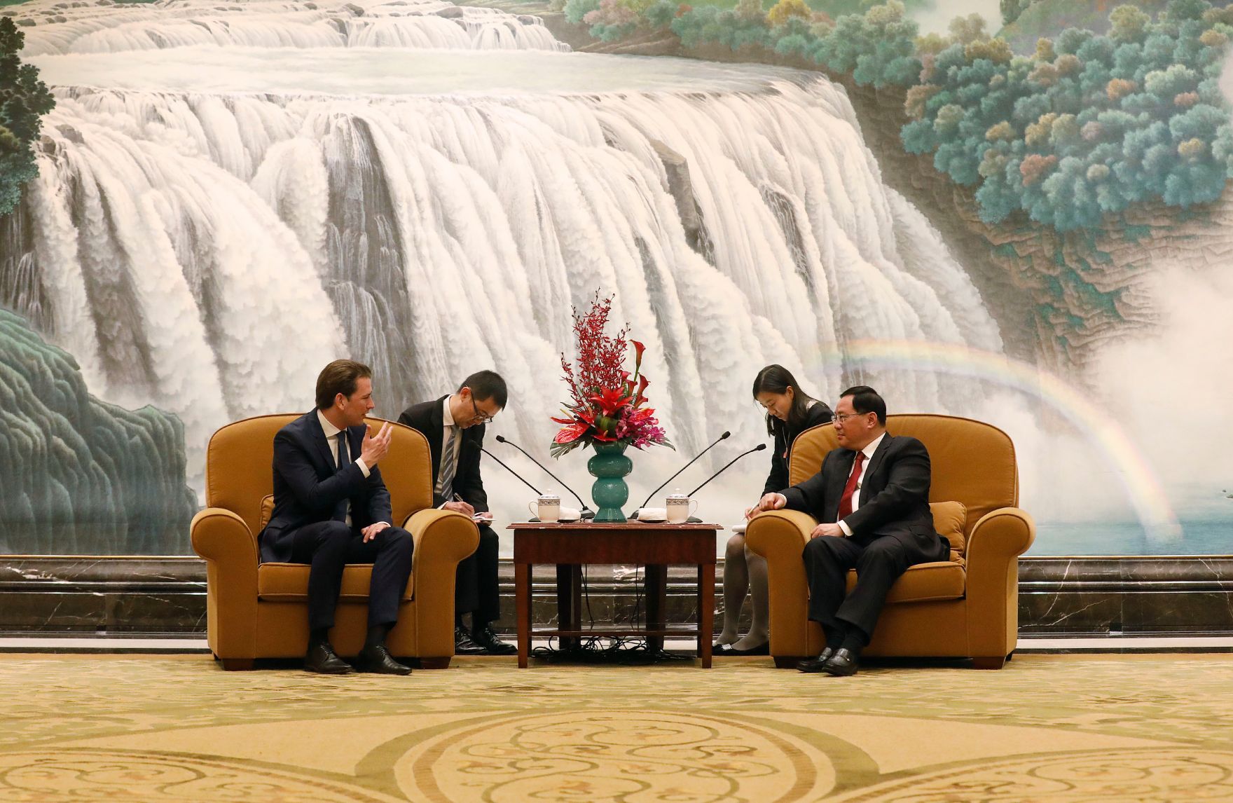 Am 25. April 2019 fand die Arbeitsreise von Bundeskanzler Sebastian Kurz (l.) in China statt. Im Bild bei dem Parteisekret&auml;r von Shanghai Li Qiang (r.).
