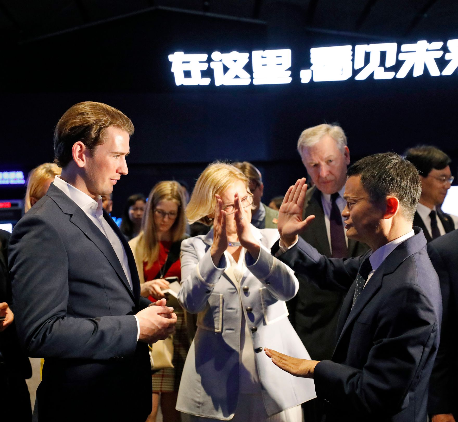 Am 25. April 2019 fand die Arbeitsreise von Bundeskanzler Sebastian Kurz (l.) in China statt. Im Bild mit dem Gr&uuml;nder und Executive Chairman der Alibaba Group Jack Ma (r.) und Landeshauptfrau Johanna Mikl-Leitner (m.).