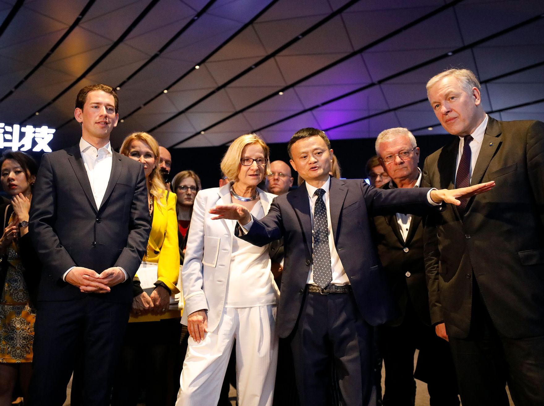 Am 25. April 2019 fand die Arbeitsreise von Bundeskanzler Sebastian Kurz (2.v.l.) in China statt. Im Bild mit dem Gr&uuml;nder und Executive Chairman der Alibaba Group Jack Ma (3.v.r.) und Landeshauptfrau Johanna Mikl-Leitner (5.v.r.).