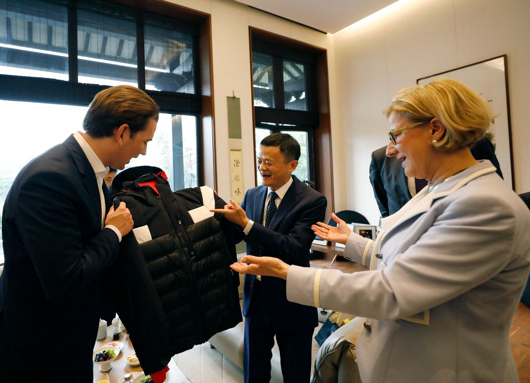 Am 25. April 2019 fand die Arbeitsreise von Bundeskanzler Sebastian Kurz (l.) in China statt. Im Bild mit dem Gr&uuml;nder und Executive Chairman der Alibaba Group Jack Ma (m.) und Landeshauptfrau Johanna Mikl-Leitner (r.).