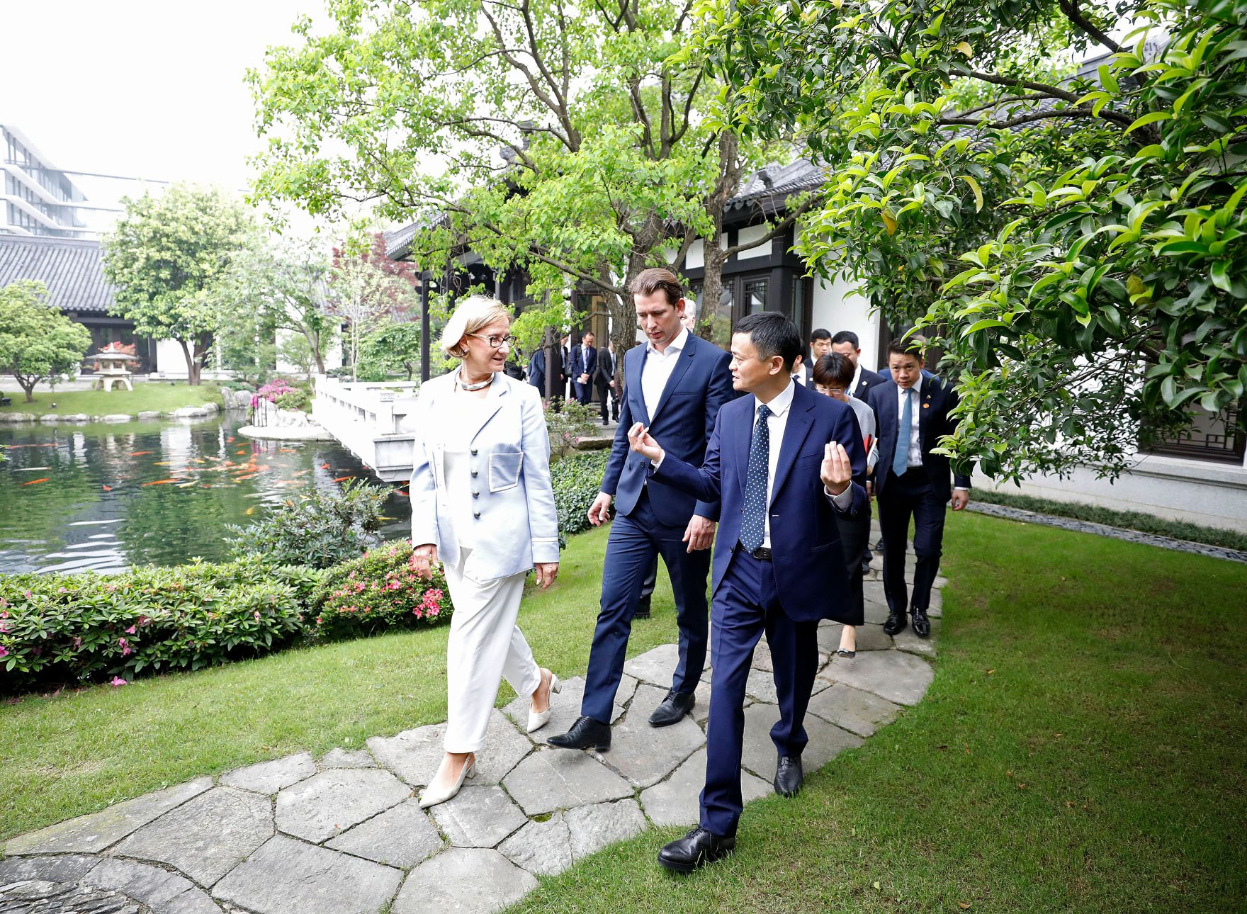 Am 25. April 2019 fand die Arbeitsreise von Bundeskanzler Sebastian Kurz (m.) in China statt. Im Bild mit dem Gr&uuml;nder und Executive Chairman der Alibaba Group Jack Ma (r.) und Landeshauptfrau Johanna Mikl-Leitner (l.).