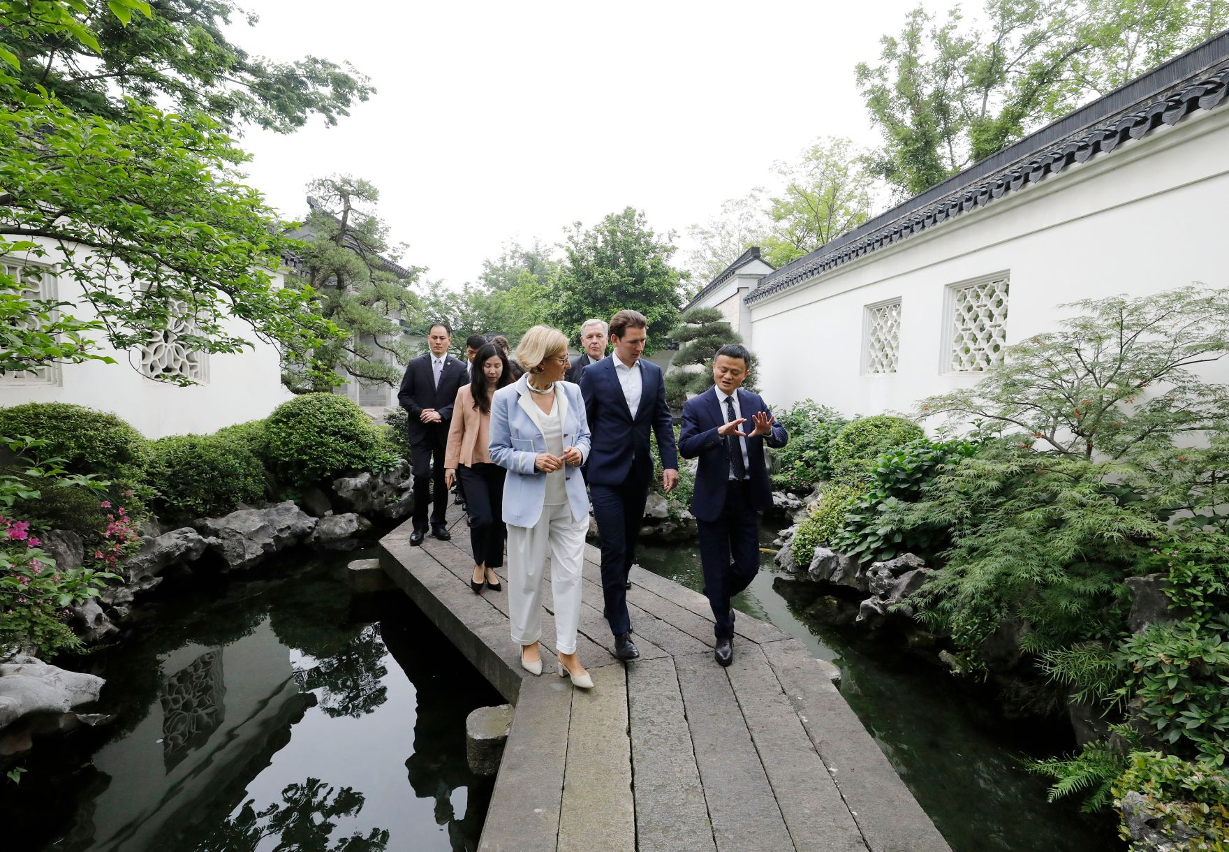 Am 25. April 2019 fand die Arbeitsreise von Bundeskanzler Sebastian Kurz (m.) in China statt. Im Bild mit dem Gr&uuml;nder und Executive Chairman der Alibaba Group Jack Ma (r.) und Landeshauptfrau Johanna Mikl-Leitner (l.).