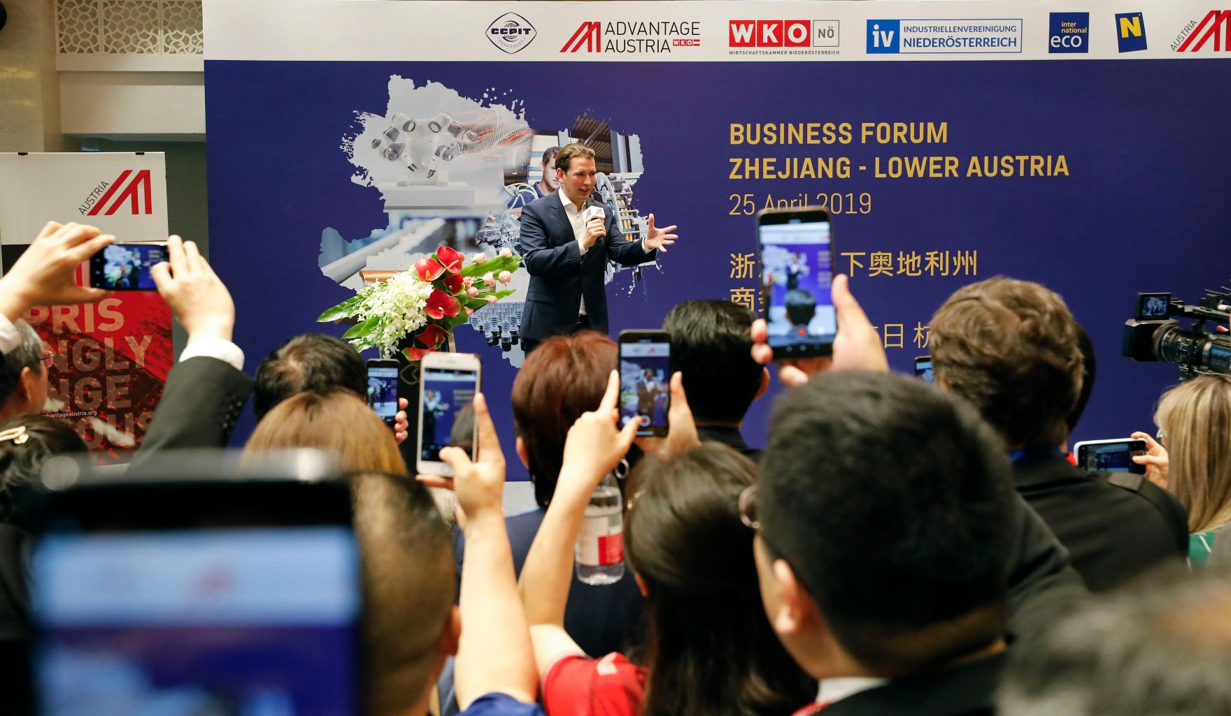 Am 25. April 2019 fand die Arbeitsreise von Bundeskanzler Sebastian Kurz (m.) in China statt. Im Bild bei dem &quot;Business Forum Zhejiang - Lower Austria&quot;.