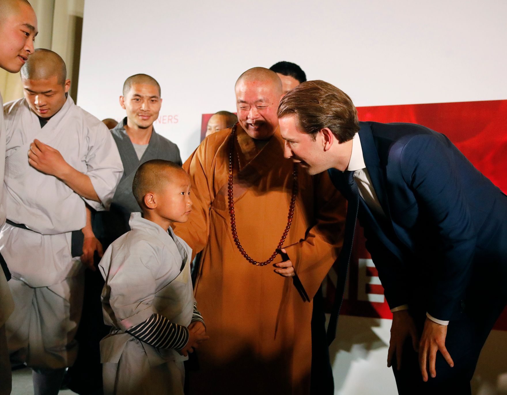 Am 27. April 2019 fand die Arbeitsreise von Bundeskanzler Sebastian Kurz (r.) in China statt. Im Bild bei den Shaolin M&ouml;nchen.