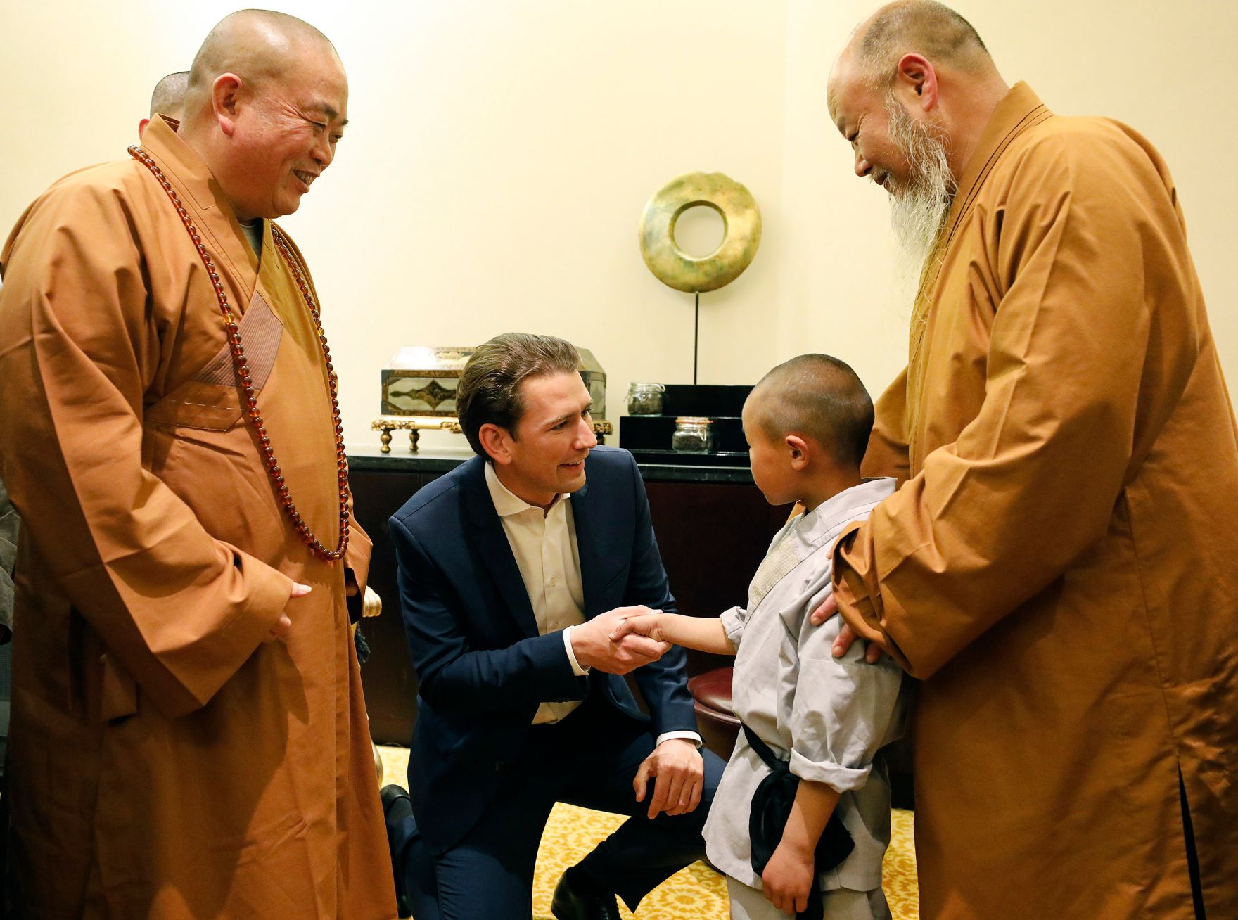 Am 27. April 2019 fand die Arbeitsreise von Bundeskanzler Sebastian Kurz (m.l.) in China statt. Im Bild bei den Shaolin M&ouml;nchen.