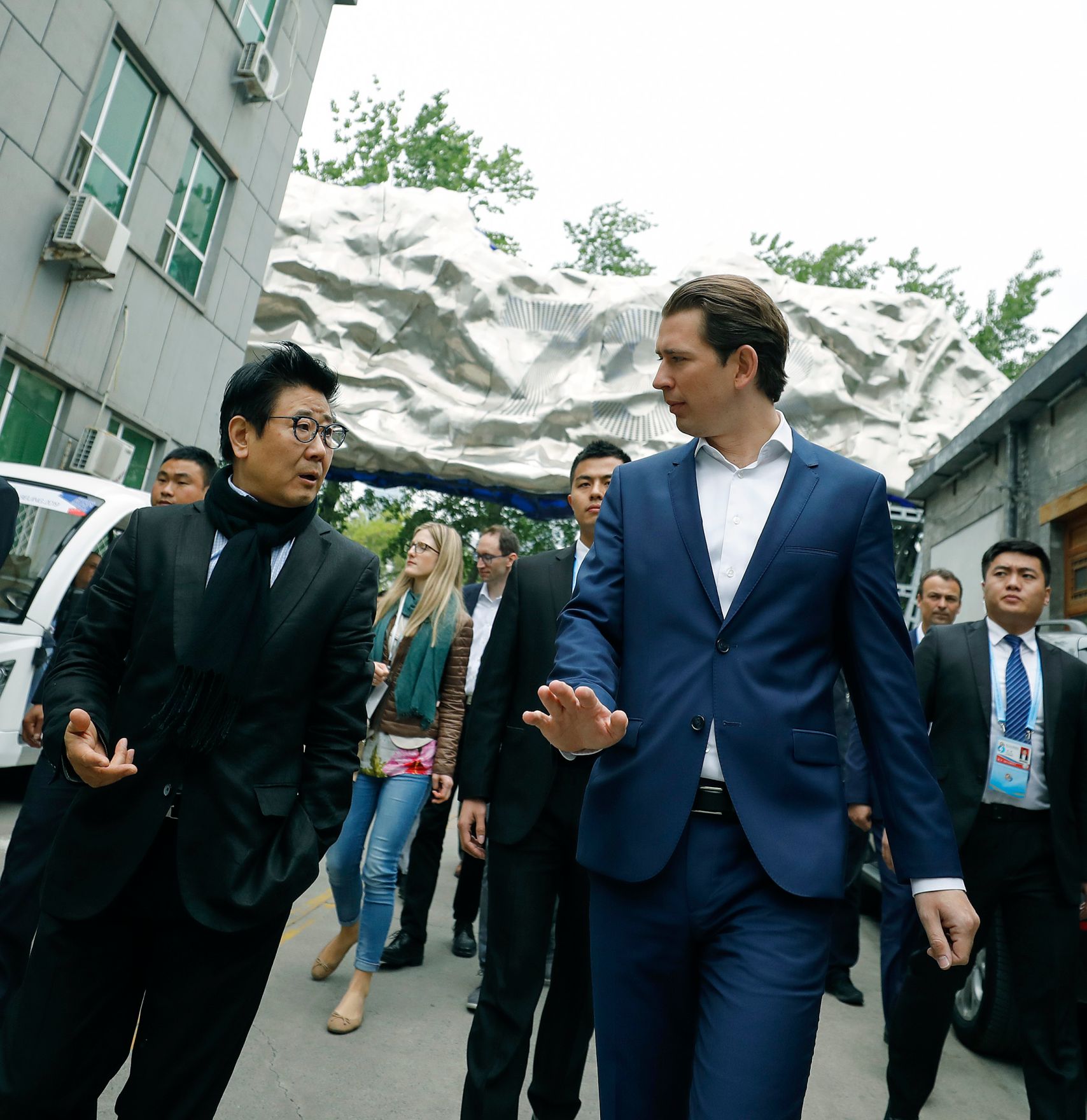 Am 28. April 2019 fand die Arbeitsreise von Bundeskanzler Sebastian Kurz (m.) in China statt. Im Bild beim Besuch des K&uuml;nstlerviertels 798.