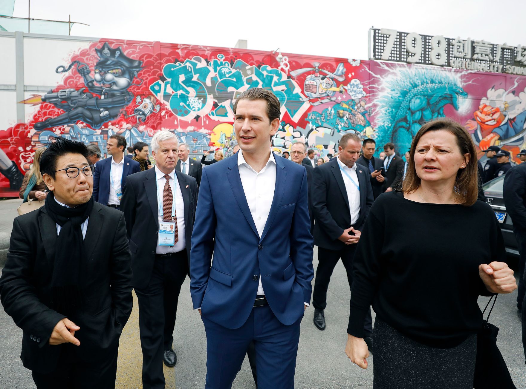 Am 28. April 2019 fand die Arbeitsreise von Bundeskanzler Sebastian Kurz (m.) in China statt. Im Bild beim Besuch des K&uuml;nstlerviertels 798.