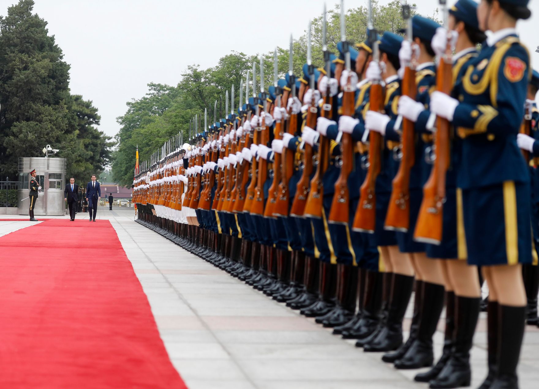 Am 28. April 2019 fand die Arbeitsreise von Bundeskanzler Sebastian Kurz (r.) in China statt. Im Bild mit dem chinesischen Ministerpr&auml;sidenten Li Keqiang (l.).