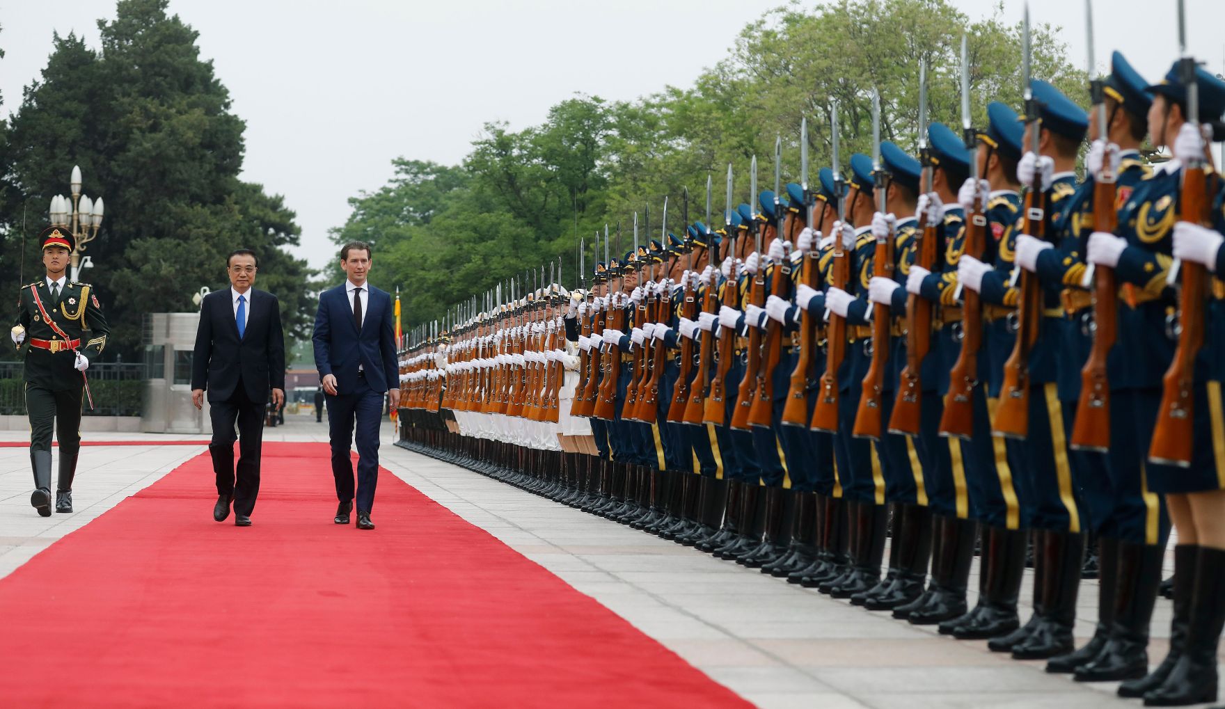 Am 28. April 2019 fand die Arbeitsreise von Bundeskanzler Sebastian Kurz (r.) in China statt. Im Bild mit dem chinesischen Ministerpr&auml;sidenten Li Keqiang (l.).