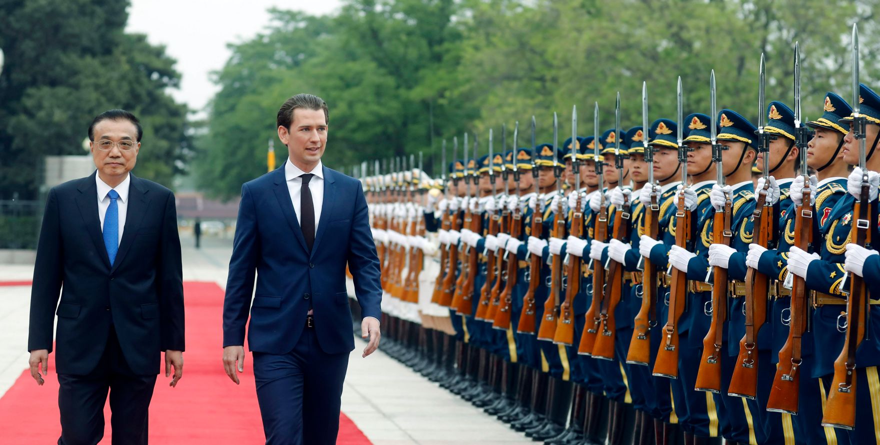 Am 28. April 2019 fand die Arbeitsreise von Bundeskanzler Sebastian Kurz (r.) in China statt. Im Bild mit dem chinesischen Ministerpr&auml;sidenten Li Keqiang (l.).