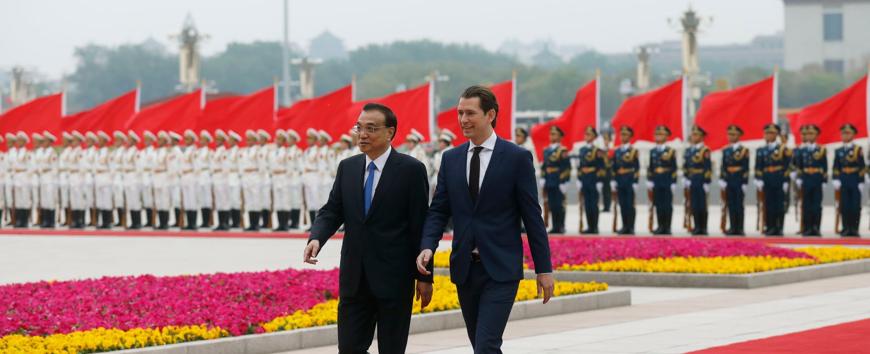 Am 28. April 2019 fand die Arbeitsreise von Bundeskanzler Sebastian Kurz (r.) in China statt. Im Bild mit dem chinesischen Ministerpr&auml;sidenten Li Keqiang (l.).