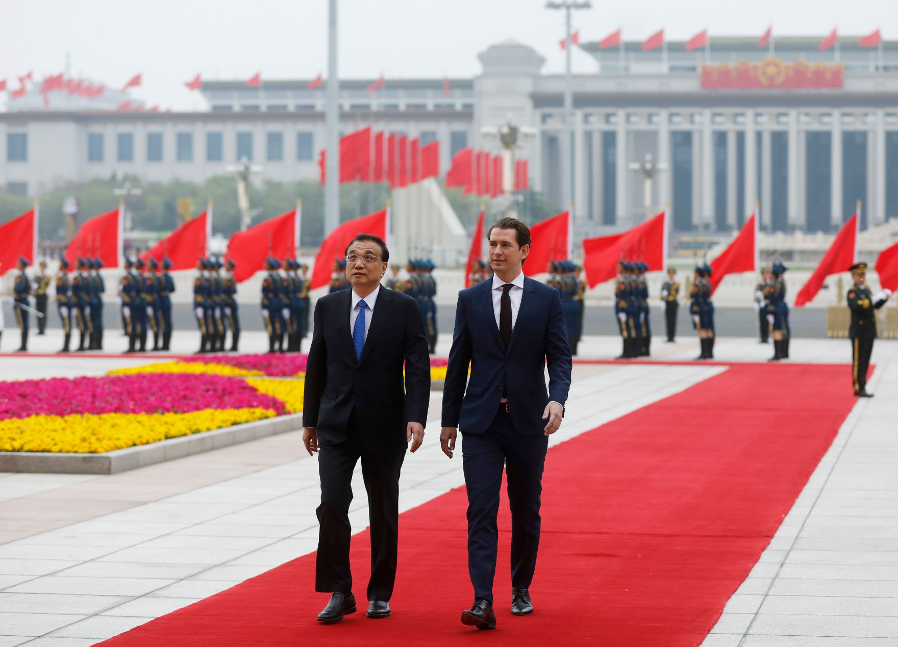 Am 28. April 2019 fand die Arbeitsreise von Bundeskanzler Sebastian Kurz (r.) in China statt. Im Bild mit dem chinesischen Ministerpr&auml;sidenten Li Keqiang (l.).