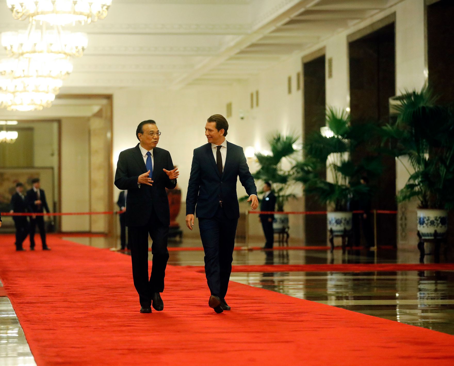Am 28. April 2019 fand die Arbeitsreise von Bundeskanzler Sebastian Kurz (r.) in China statt. Im Bild mit dem chinesischen Ministerpr&auml;sidenten Li Keqiang (l.).