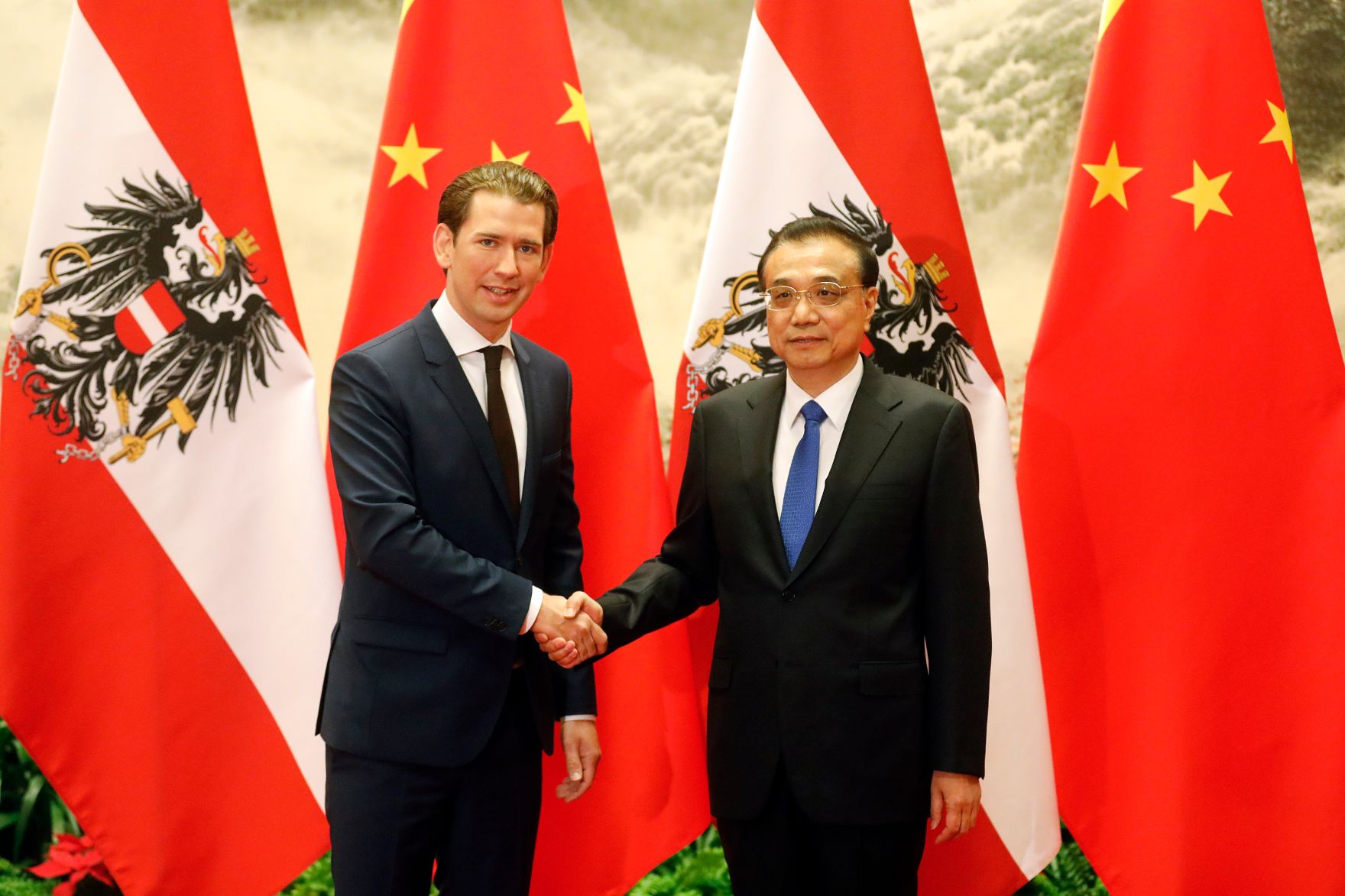 Am 28. April 2019 fand die Arbeitsreise von Bundeskanzler Sebastian Kurz (l.) in China statt. Im Bild mit dem chinesischen Ministerpr&auml;sidenten Li Keqiang (r.).