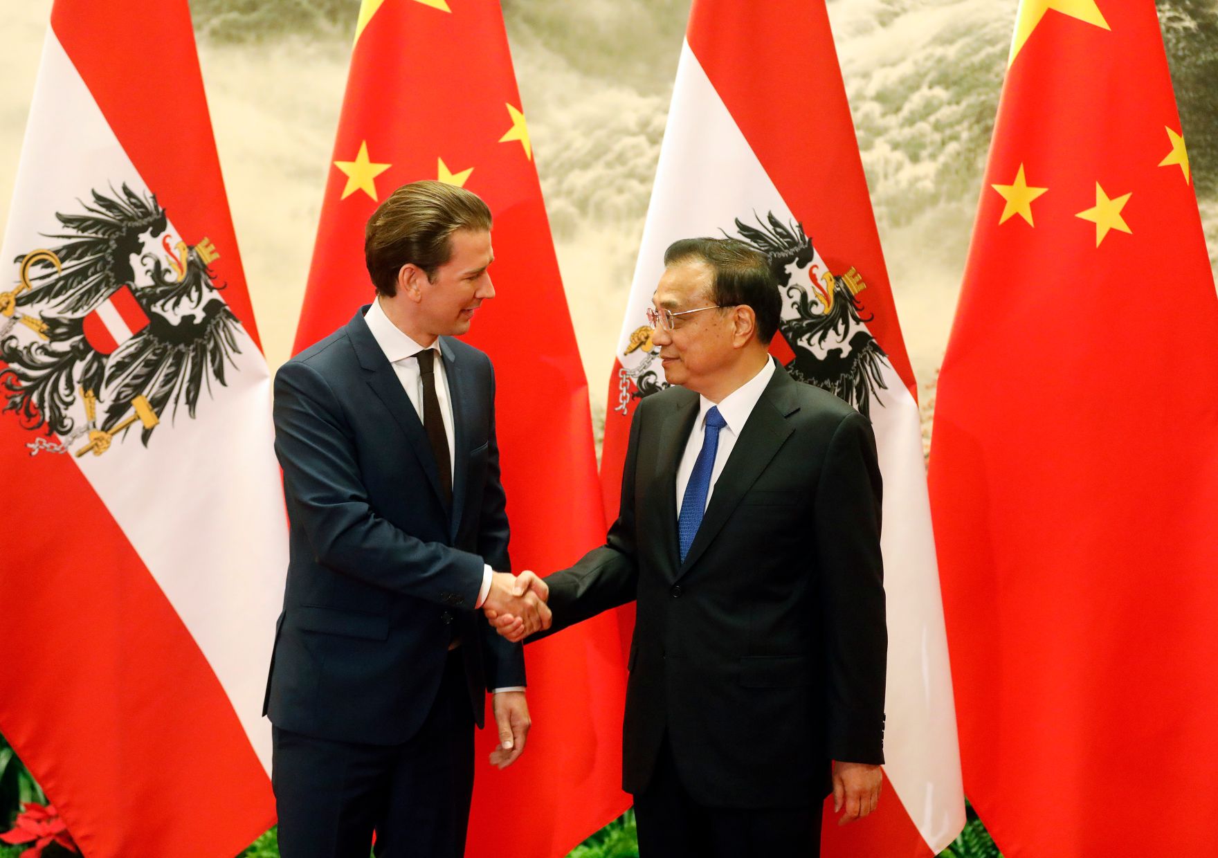 Am 28. April 2019 fand die Arbeitsreise von Bundeskanzler Sebastian Kurz (l.) in China statt. Im Bild mit dem chinesischen Ministerpr&auml;sidenten Li Keqiang (r.).