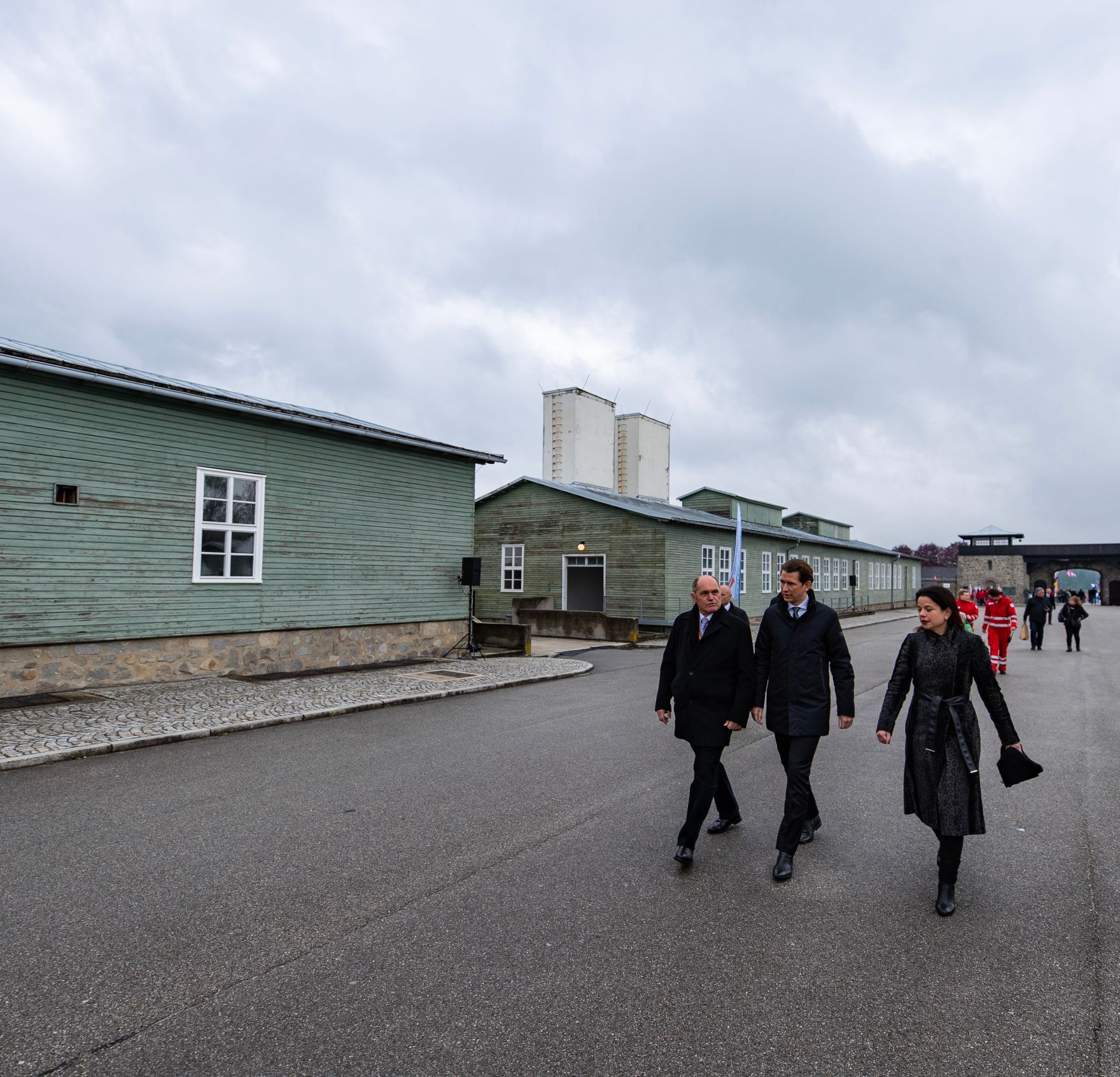 Am 5. Mai 2019 nahm Bundeskanzler Sebastian Kurz (m.) an der Gedenk- und Befreiungsfeier anl&auml;sslich der 74. Wiederkehr der Befreiung des KZ Mauthausens teil. Im Bild mit dem Nationalratspr&auml;sident Wolfgang Sobotka (l.).
