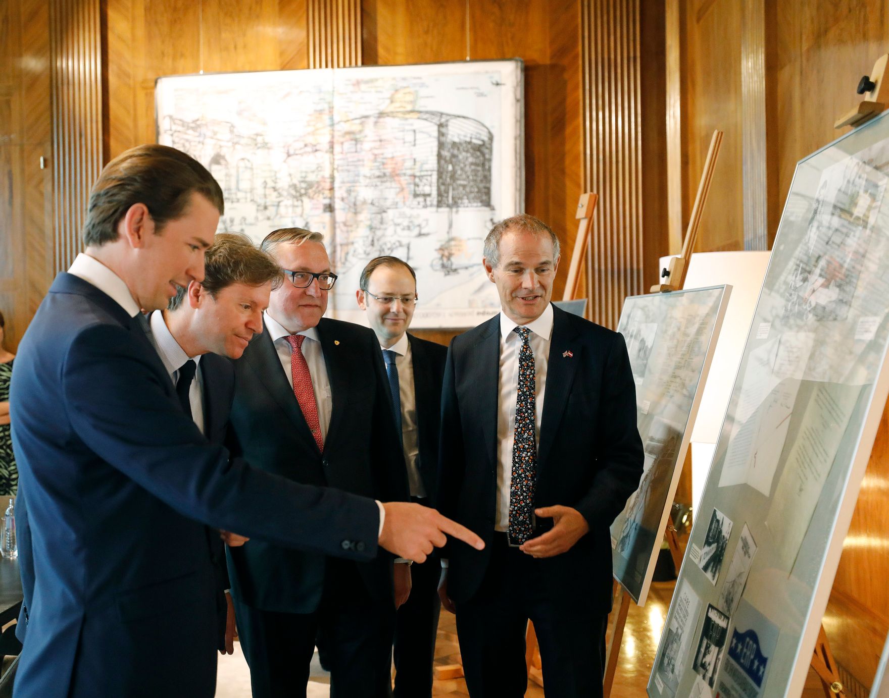 Am 07. Mai 2019 traf Bundeskanzler Sebastian Kurz (l.) die Botschafter der Alliierten M&auml;chte im Bundeskanzleramt. Im Bild mit dem amerikanischen Botschafter Trevor Traina (2.v.l.), dem britischen Botschafter Leigh Turner (5.v.l.), dem russischen Botschafter Ljubinskij Dmitrij (3.v.l.) und dem franz&ouml;sischen ersten Botschaftsrat S&eacute;bastien Fagart (4.v.l.).