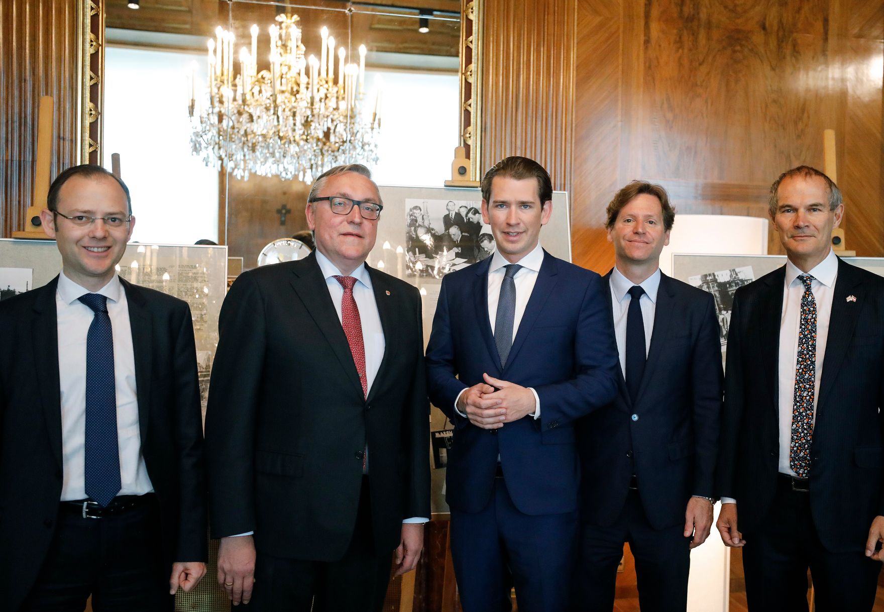 Am 07. Mai 2019 traf Bundeskanzler Sebastian Kurz (m.) die Botschafter der Alliierten M&auml;chte im Bundeskanzleramt. Im Bild mit dem amerikanischen Botschafter Trevor Traina (m.r.), dem britischen Botschafter Leigh Turner (r.), dem russischen Botschafter Ljubinskij Dmitrij (m.l.) und dem franz&ouml;sischen ersten Botschaftsrat S&eacute;bastien Fagart (l.).