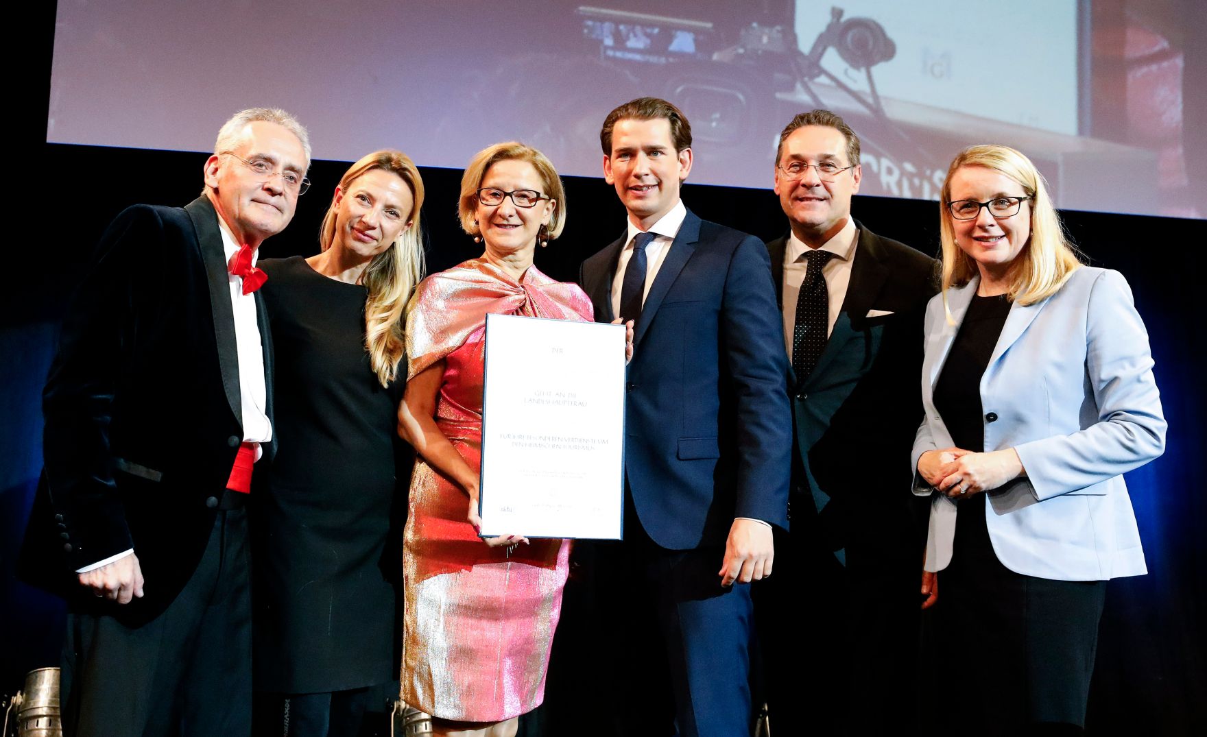 Am 13. Mai 2019 nahm Bundeskanzler Sebastian Kurz (4.v.l.) mit Vizekanzler Heinz-Christian Strache (5.v.l.), Bundesministerin Juliane Bogner-Strau&szlig; (2.v.l.) und Bundesministerin Margarete Schramb&ouml;ck (6.v.l.) an der Verleihung des &bdquo;FM Incomingpreis 2019&ldquo; an Landeshauptfrau Johanna Mikl-Leitner (3.v.l.) teil.