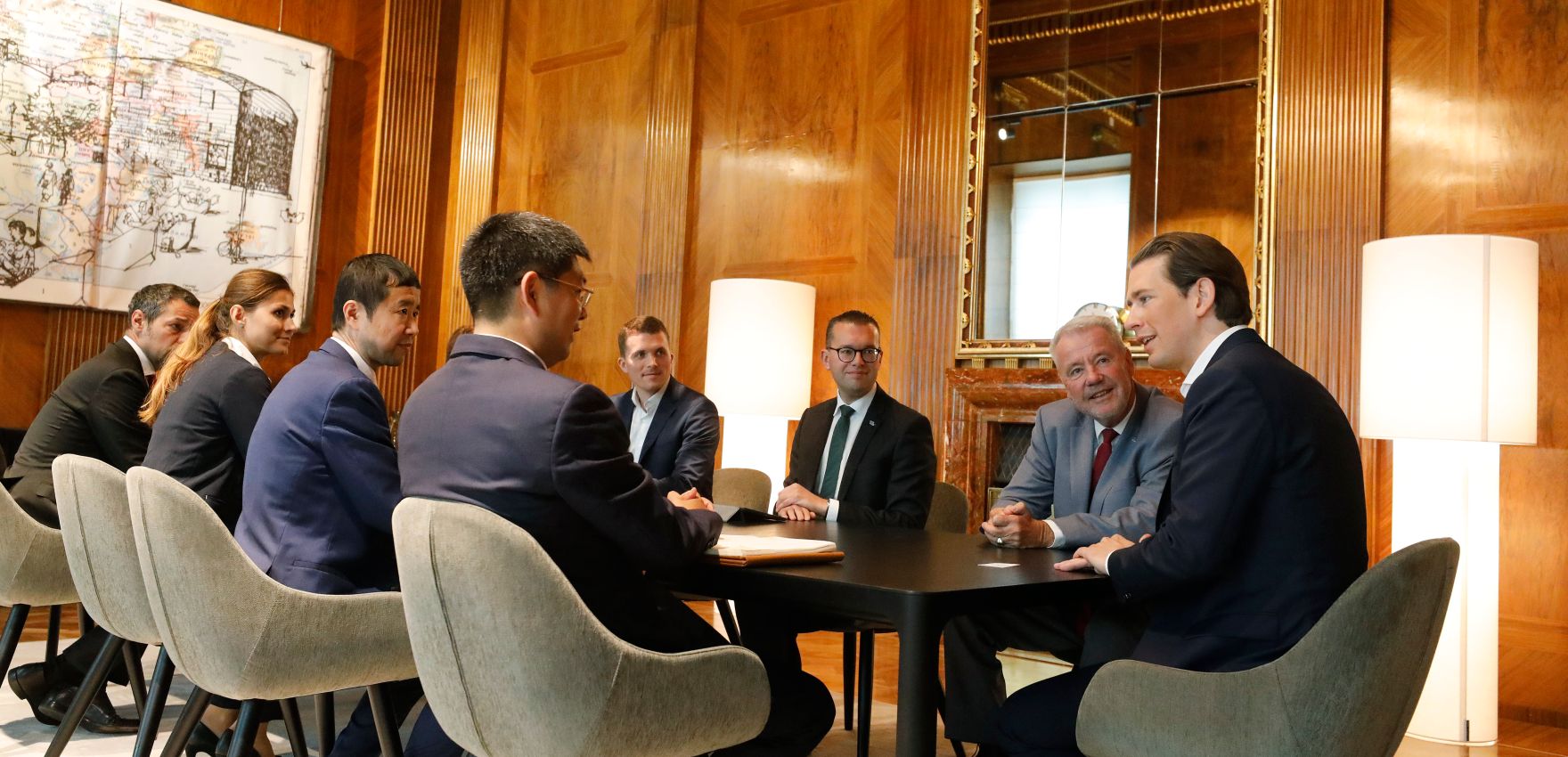 Am 15. Mai 2019 empfing Bundeskanzler Sebastian Kurz (r.) den Leiter von Diamond Aircraft, Frank Zhang (m.l.) zu einem Gespr&auml;ch.