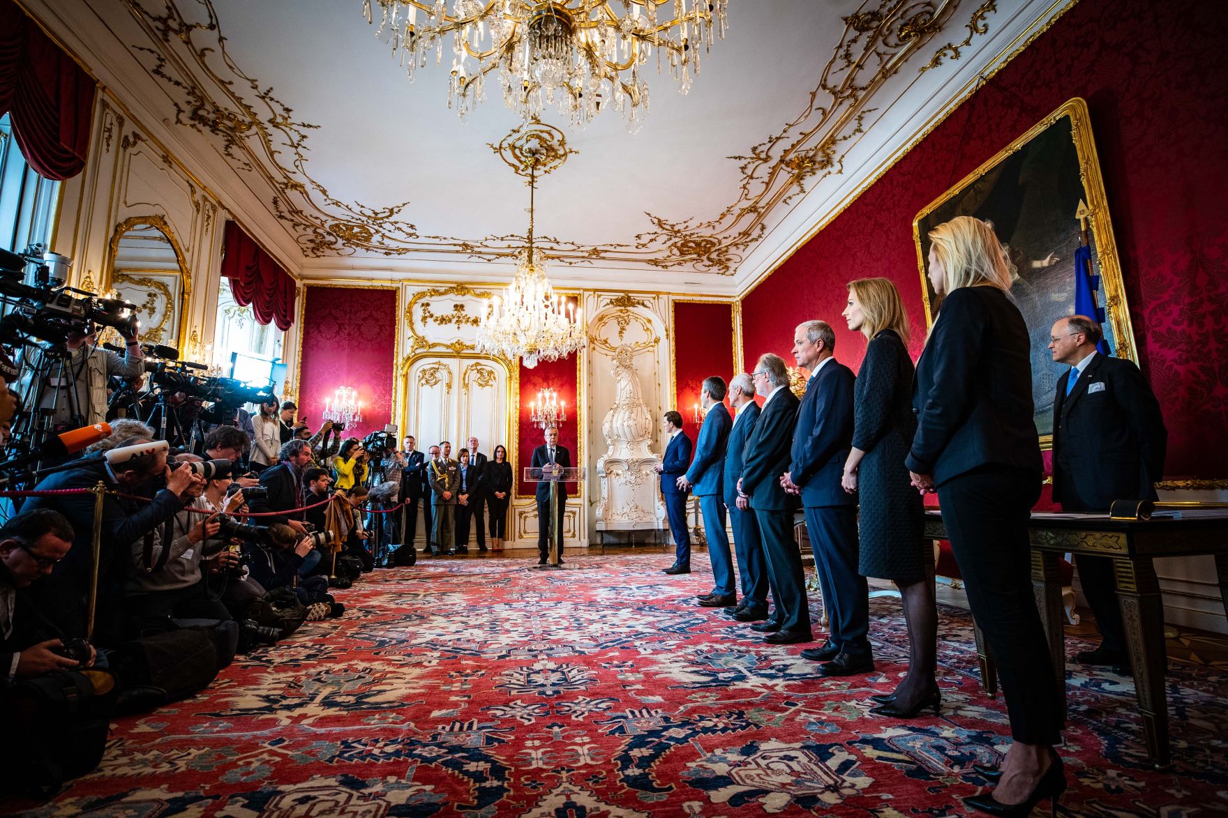 Am 22. Mai 2019 fand die Angelobung der &ouml;sterreichischen &Uuml;bergangsminister durch Bundespr&auml;sident Alexander Van der Bellen (l.) statt. Im Bild (v.l.n.r.) Bundeskanzler Sebastian Kurz, Bundesminister Hartwig L&ouml;ger, Bundesminister Eckart Ratz, Bundesminister Walter P&ouml;ltner, Bundesminister Johann Luif, Bundesministerin Valerie Hackl und Bundesministerin Juliane Bogner-Strau&szlig;.