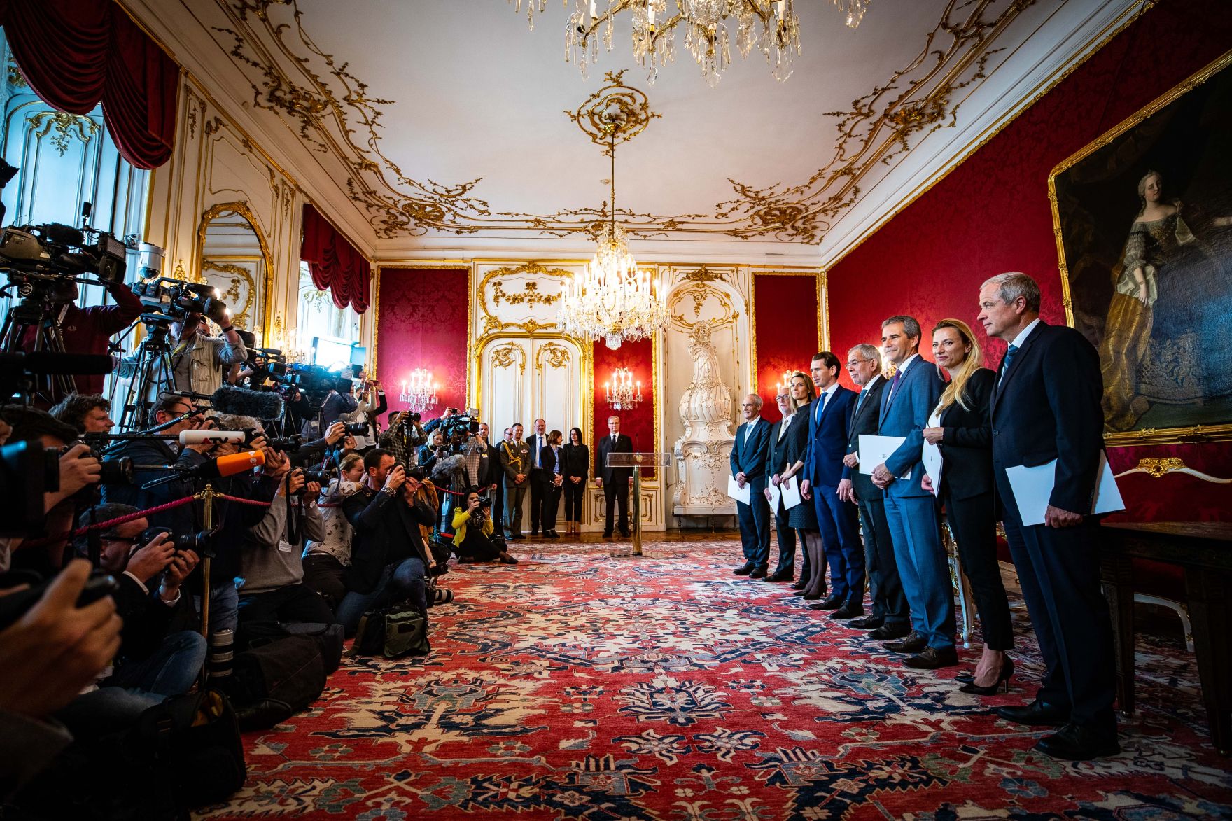 Am 22. Mai 2019 fand die Angelobung der &ouml;sterreichischen &Uuml;bergangsminister durch Bundespr&auml;sident Alexander Van der Bellen statt. Im Bild (v.l.n.r.) Bundesminister Eckart Ratz, Bundesminister Walter P&ouml;ltner, Bundesministerin Valerie Hackl, Bundeskanzler Sebastian Kurz, Bundespr&auml;sident Alexander Van der Bellen, Bundesminister Hartwig L&ouml;ger, Bundesministerin Juliane Bogner-Strau&szlig; und Bundesminister Johann Luif.
