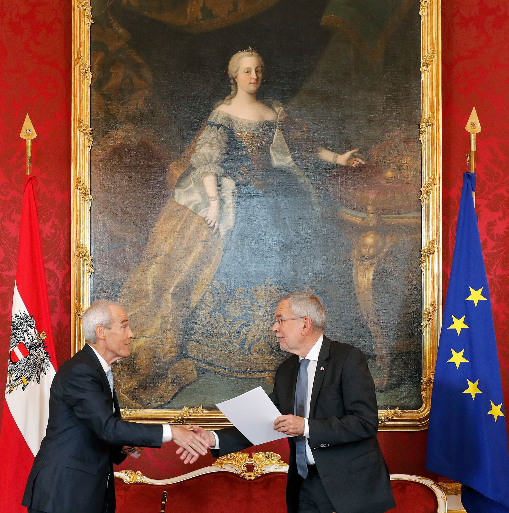 Am 22. Mai 2019 fand die Angelobung der &ouml;sterreichischen &Uuml;bergangsminister durch Bundespr&auml;sident Alexander Van der Bellen (r.) statt. Im Bild mit Bundesminister Eckart Ratz (l.).