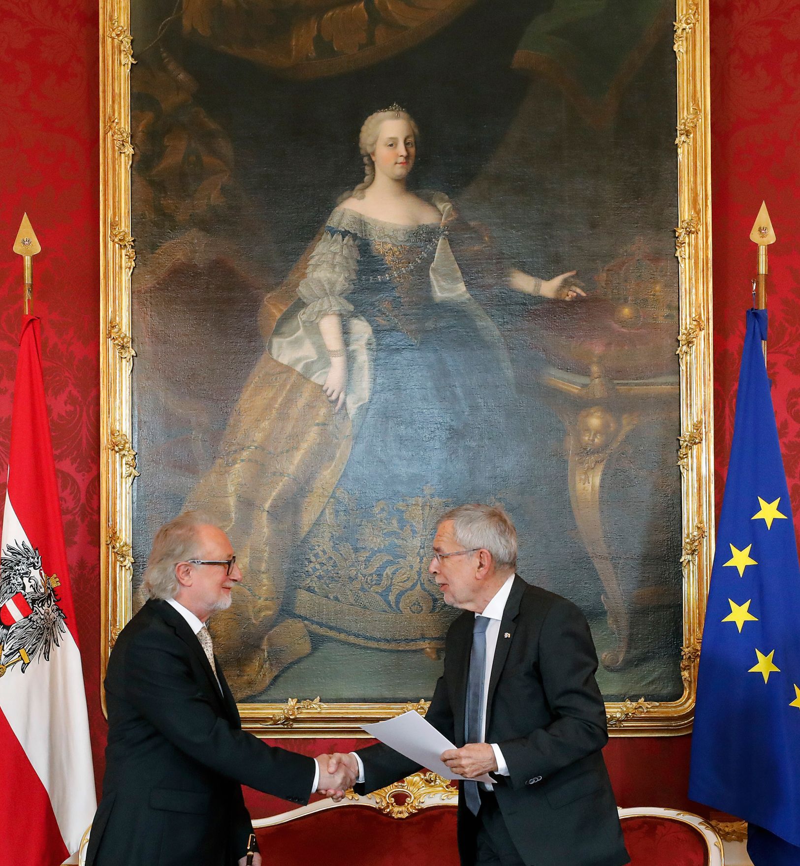 Am 22. Mai 2019 fand die Angelobung der &ouml;sterreichischen &Uuml;bergangsminister durch Bundespr&auml;sident Alexander Van der Bellen (r.) statt. Im Bild mit Bundesminister Walter P&ouml;ltner (l.).