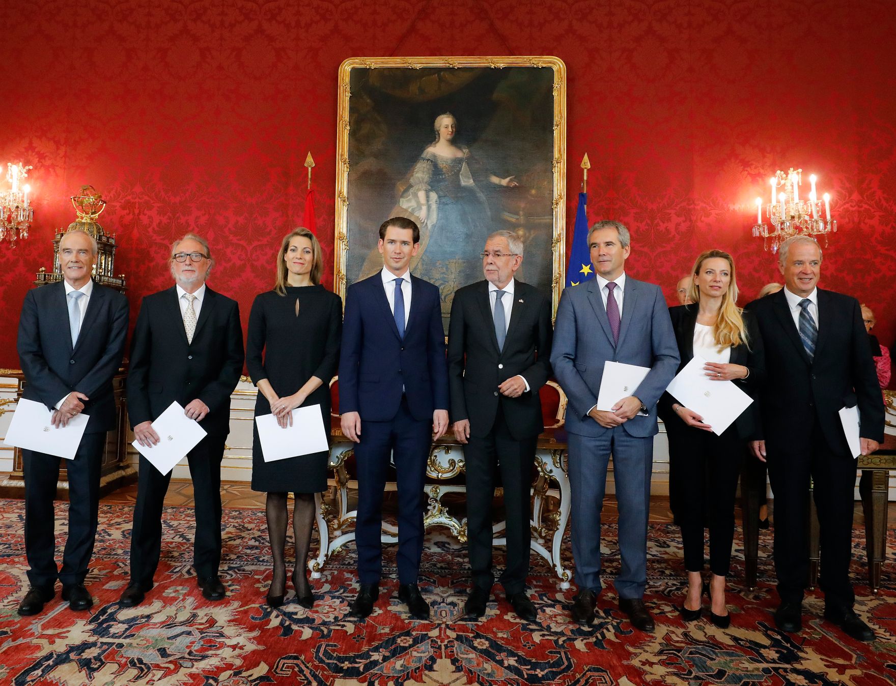 Am 22. Mai 2019 fand die Angelobung der &ouml;sterreichischen &Uuml;bergangsminister durch Bundespr&auml;sident Alexander Van der Bellen statt. Im Bild (v.l.n.r.) Bundesminister Eckart Ratz, Bundesminister Walter P&ouml;ltner, Bundesministerin Valerie Hackl, Bundeskanzler Sebastian Kurz, Bundespr&auml;sident Alexander Van der Bellen, Vizekanzler und Bundesminister Hartwig L&ouml;ger, Bundesministerin Juliane Bogner-Strau&szlig; und Bundesminister Johann Luif.