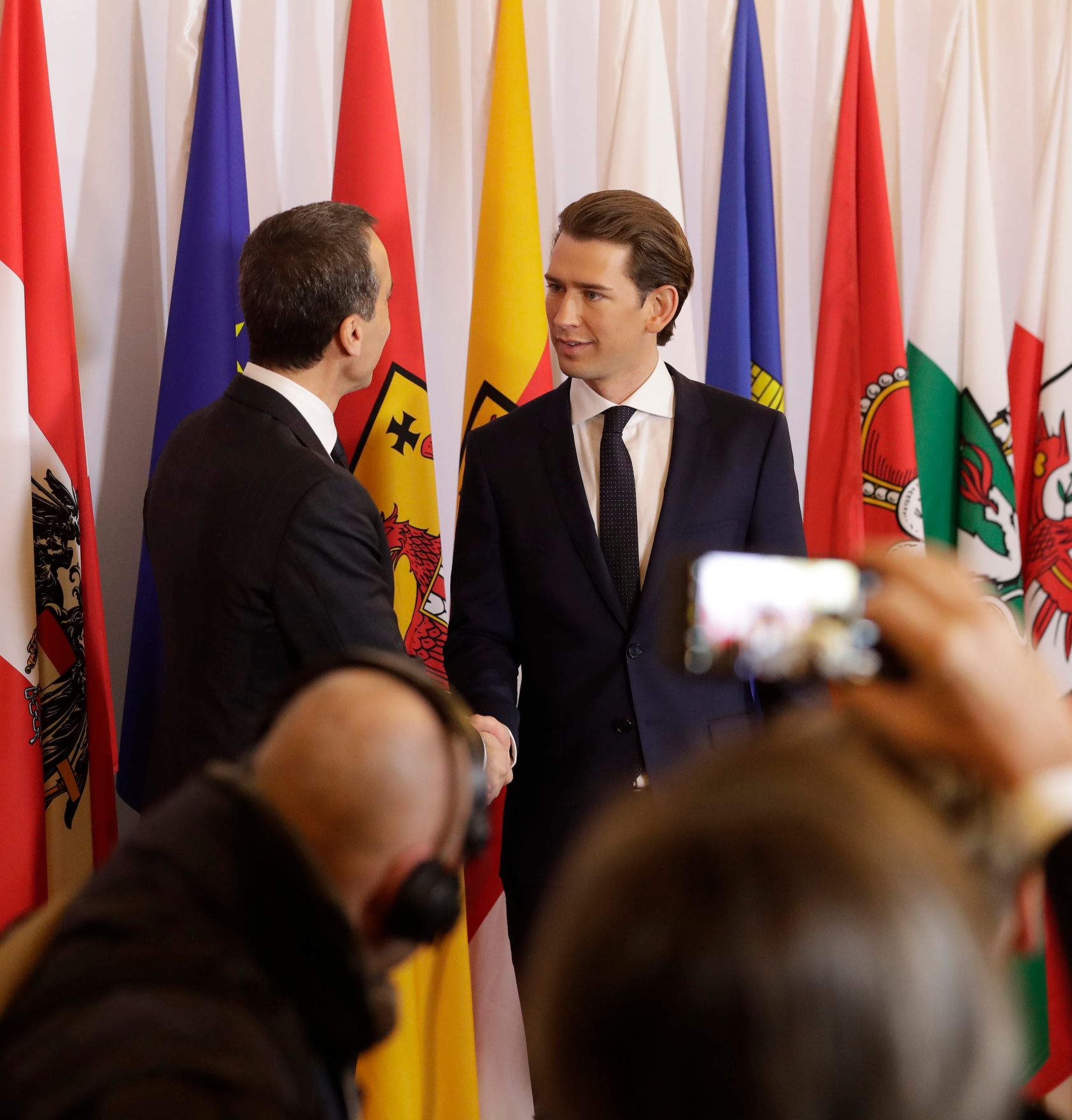 Am 18. Dezember fand die Amts&uuml;bergabe von Christian Kern (l.) an Bundeskanzler Sebastian Kurz (r.) statt.