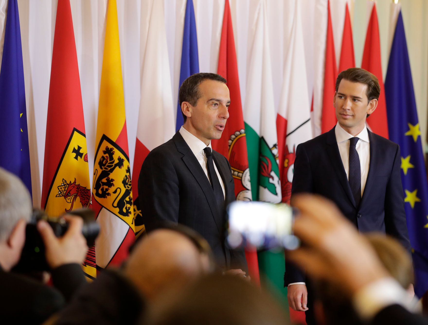 Am 18. Dezember fand die Amts&uuml;bergabe von Christian Kern (l.) an Bundeskanzler Sebastian Kurz (r.) statt.