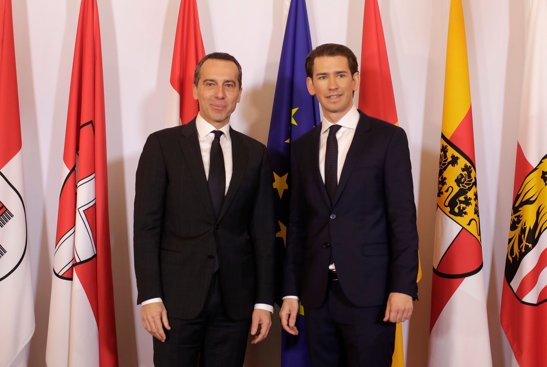 Am 18. Dezember fand die Amts&uuml;bergabe von Christian Kern (l.) an Bundeskanzler Sebastian Kurz (r.) statt.