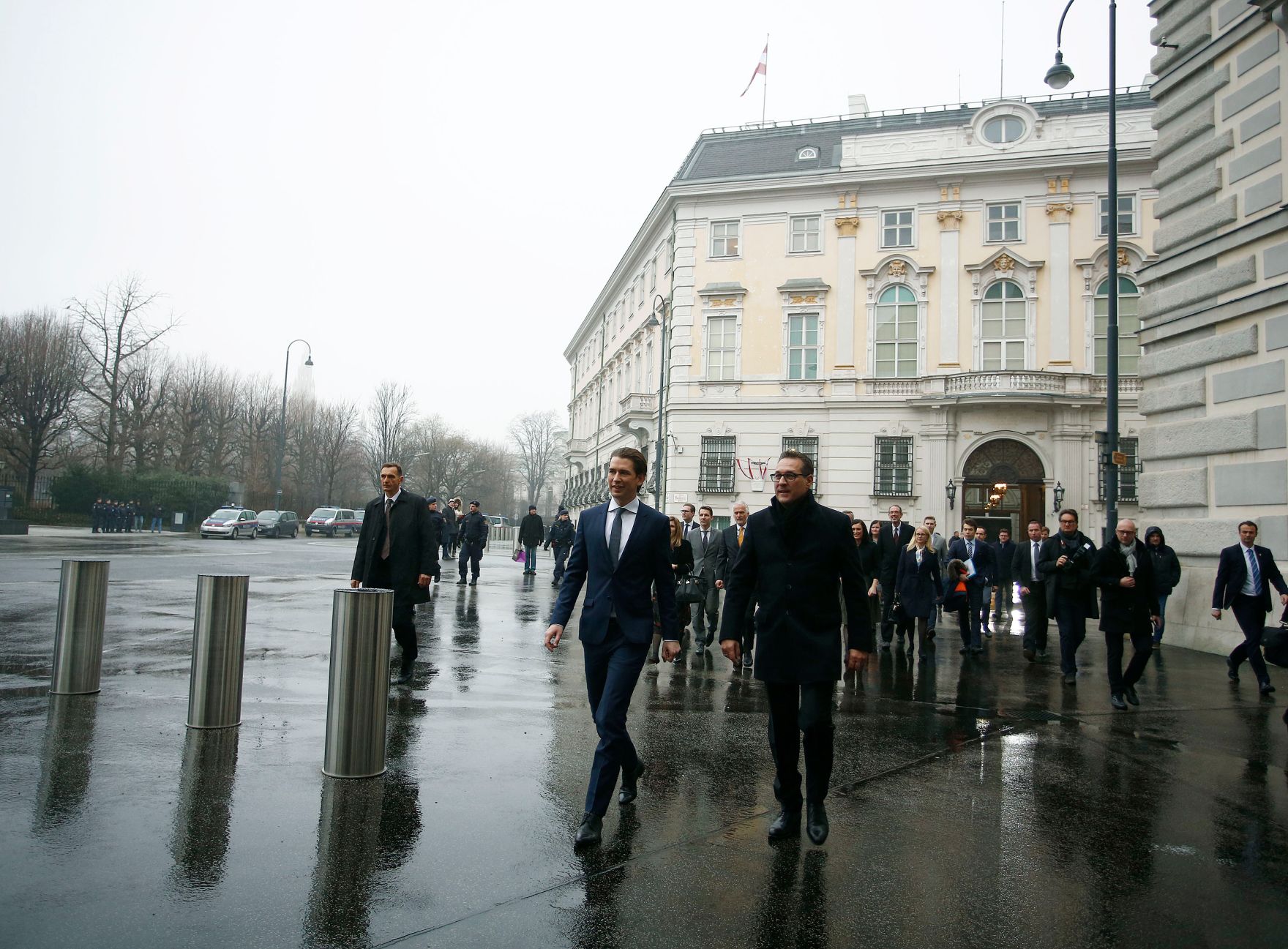 Am 18. Dezember 2017 wurde die neue Bundesregierung vom Bundespr&auml;sidenten in der Pr&auml;sidentschaftskanzlei angelobt. Im Bild Sebastian Kurz (l.v.) mit Heinz-Christian Strache (r.v.) am Weg in die Hofburg.