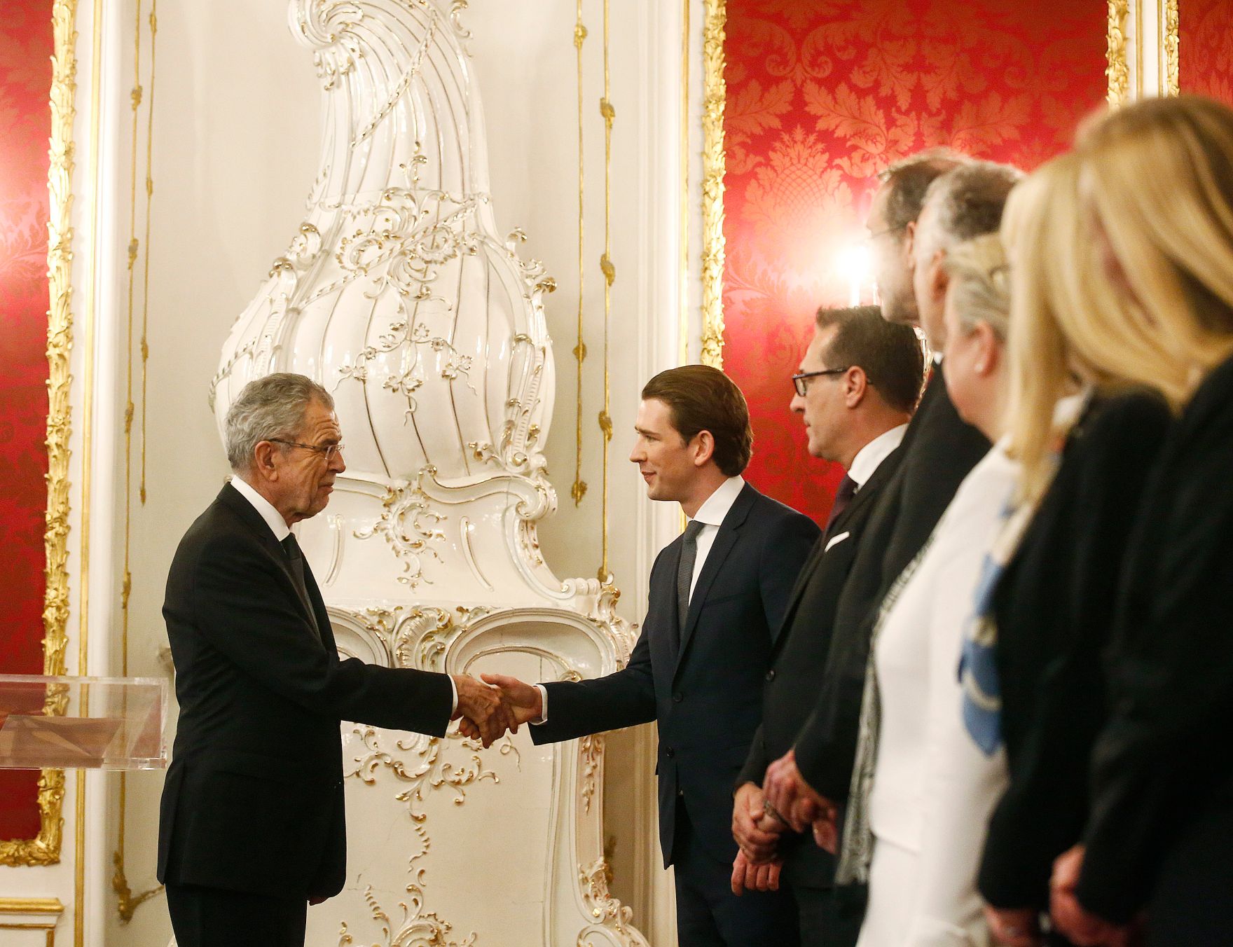 Am 18. Dezember 2017 wurde die neue Bundesregierung vom Bundespr&auml;sidenten in der Pr&auml;sidentschaftskanzlei angelobt. Im Bild Bundespr&auml;sident Alexander Van der Bellen (l.) mit Sebastian Kurz (m.) und Heinz-Christian Strache (r.).