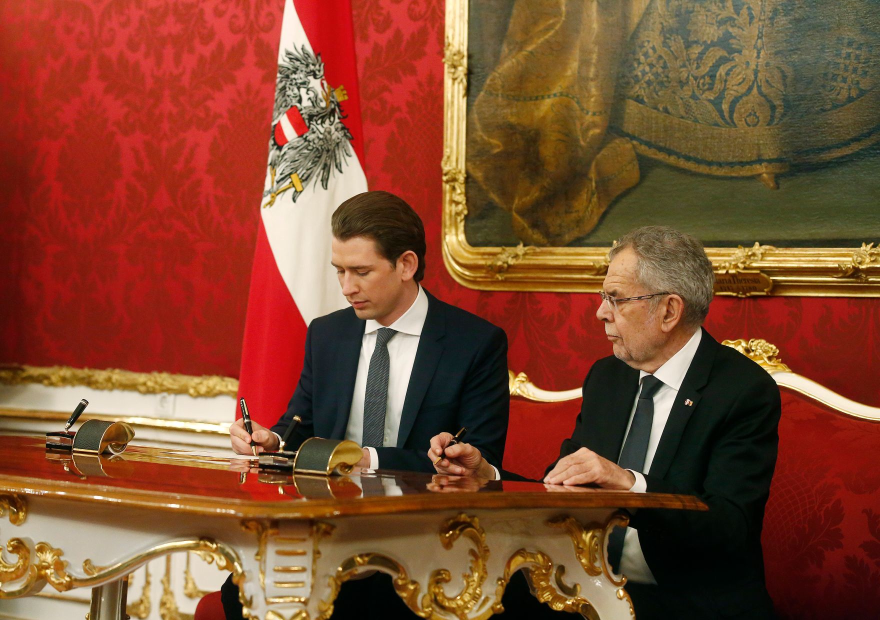 Am 18. Dezember 2017 wurde die neue Bundesregierung vom Bundespr&auml;sidenten in der Pr&auml;sidentschaftskanzlei angelobt. Im Bild Bundeskanzler Sebastian Kurz (l.) mit Bundespr&auml;sident Alexander Van der Bellen (r.).