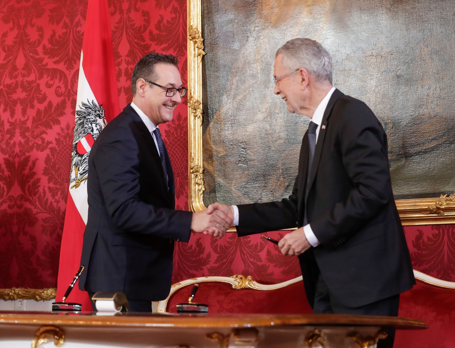 Am 18. Dezember 2017 wurde die neue Bundesregierung vom Bundespr&auml;sidenten in der Pr&auml;sidentschaftskanzlei angelobt. Im Bild Vizekanzler Heinz-Christian Strache (l.) mit Bundespr&auml;sident Alexander Van der Bellen (r.).
